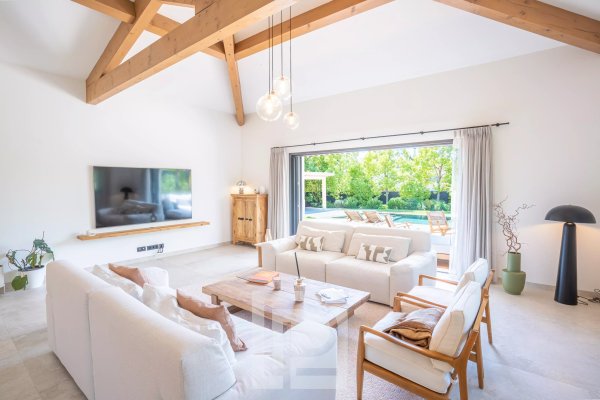 Elegant Contemporary Villa in a Peaceful Residential Setting, Walking Distance to Amenities — photo 7