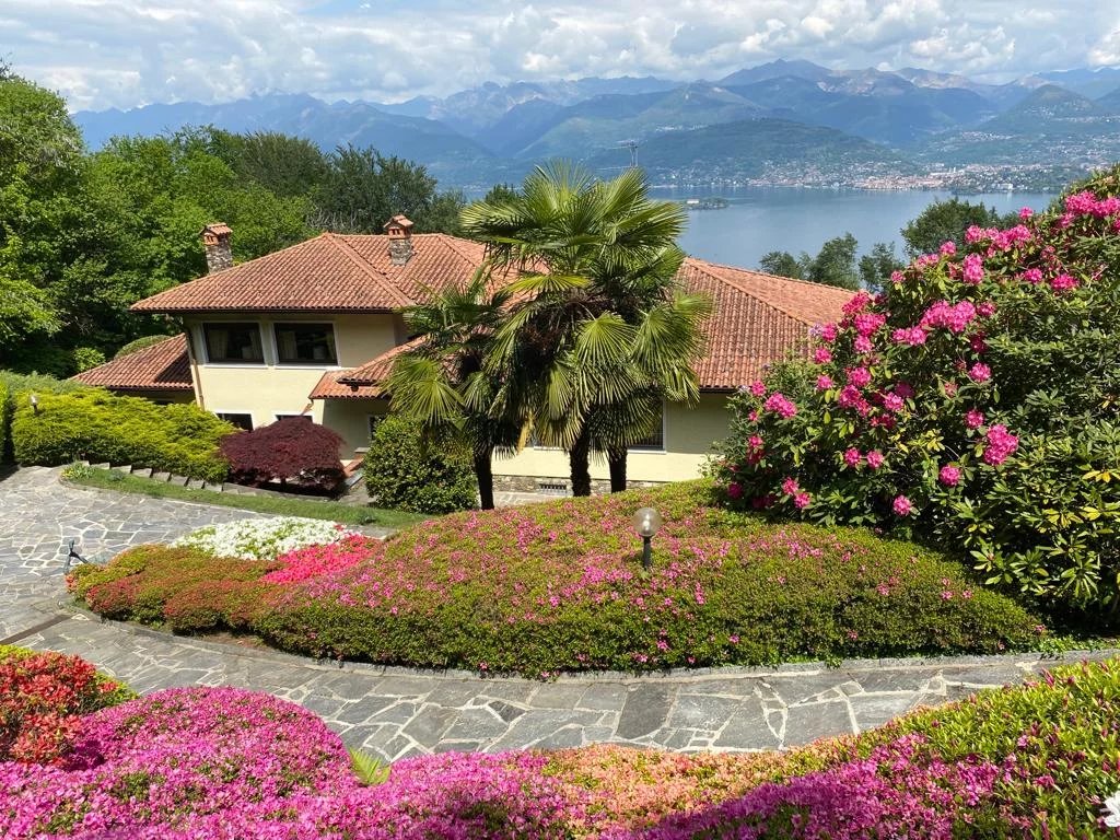 Stresa Prestige-Villa zum Verkauf mit Garten und Blick auf den Lago Maggiore