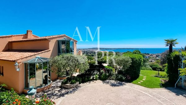 Luxury 5-Bedroom Sea View Villa for Sale in Cannes Private Estate — photo 1