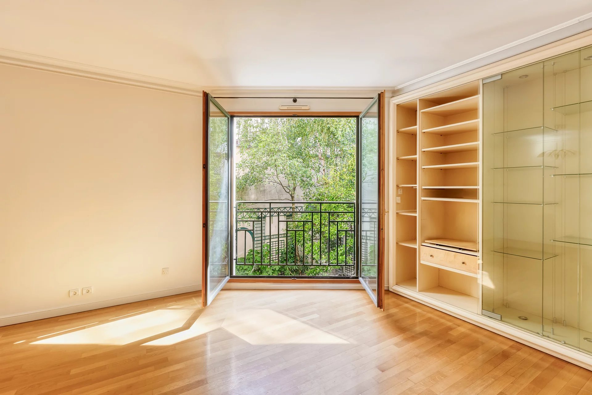 Paris 7 - ECOLE MILITAIRE / SAXE - Elegant apartment for sale - 3 bedrooms - 100.07 sq.m (1,077 sq ft) Carrez Law surface - Garden views