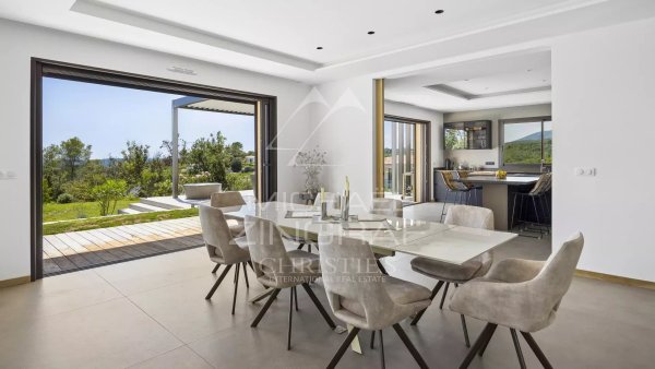 A Contemporary Architectural Masterpiece with Exceptional Panoramic Views — photo 6