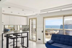 Cannes Croisette - renovated 2 room apartment with sea view — photo 4 of 7