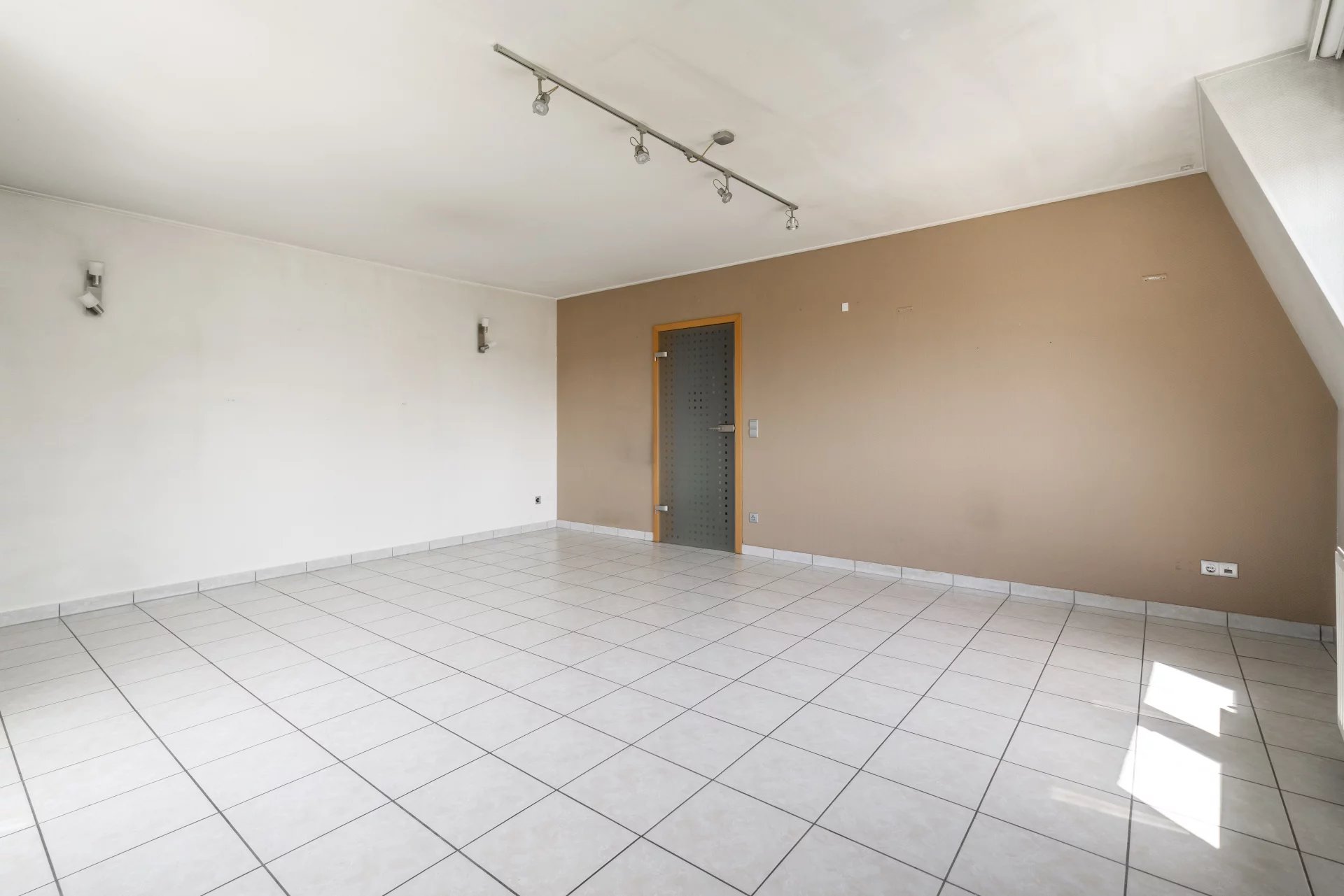 Apartamento luminoso no último andar com garagem privativa