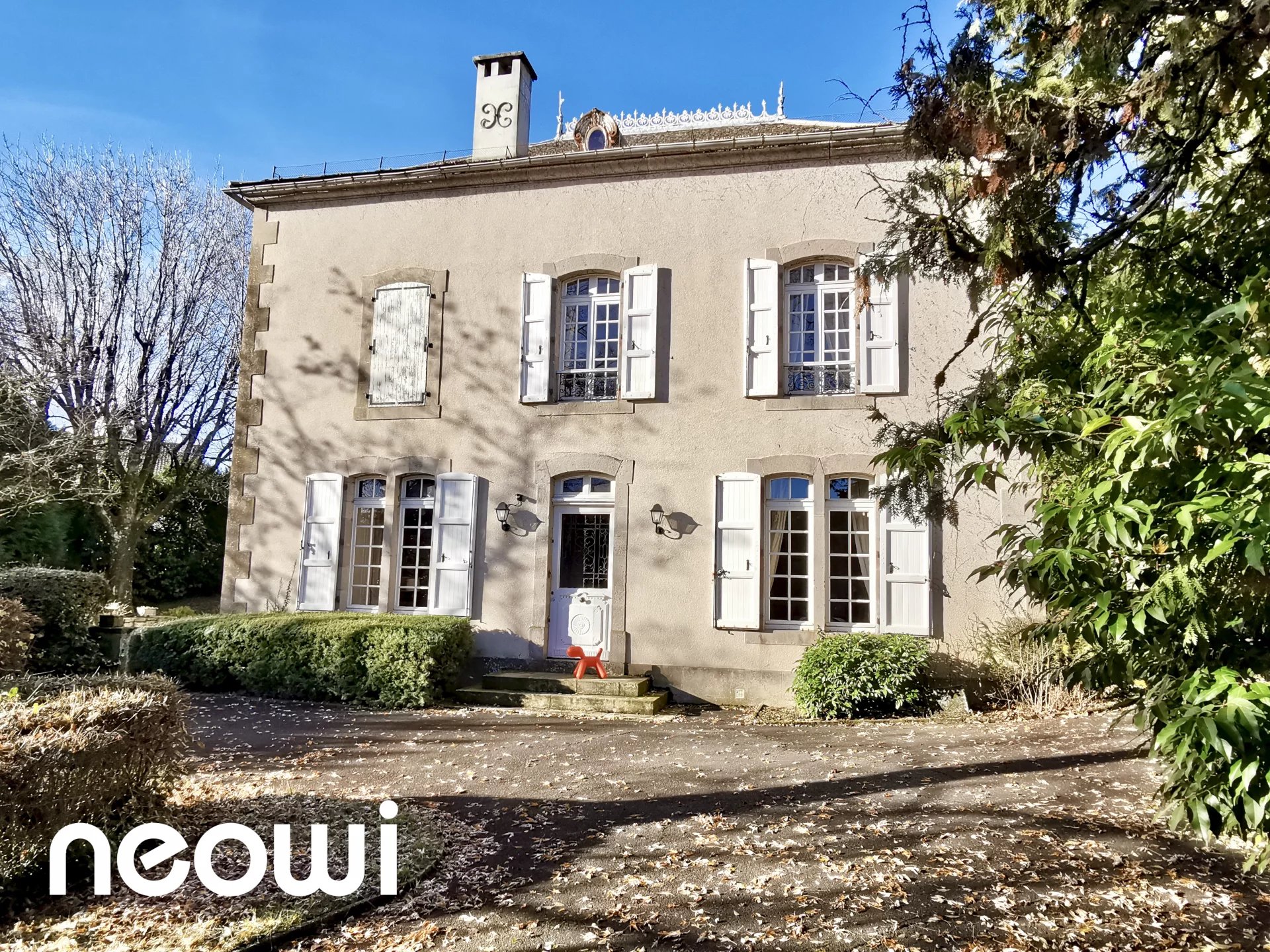 Maison de maître et dépendances dans parc arboré