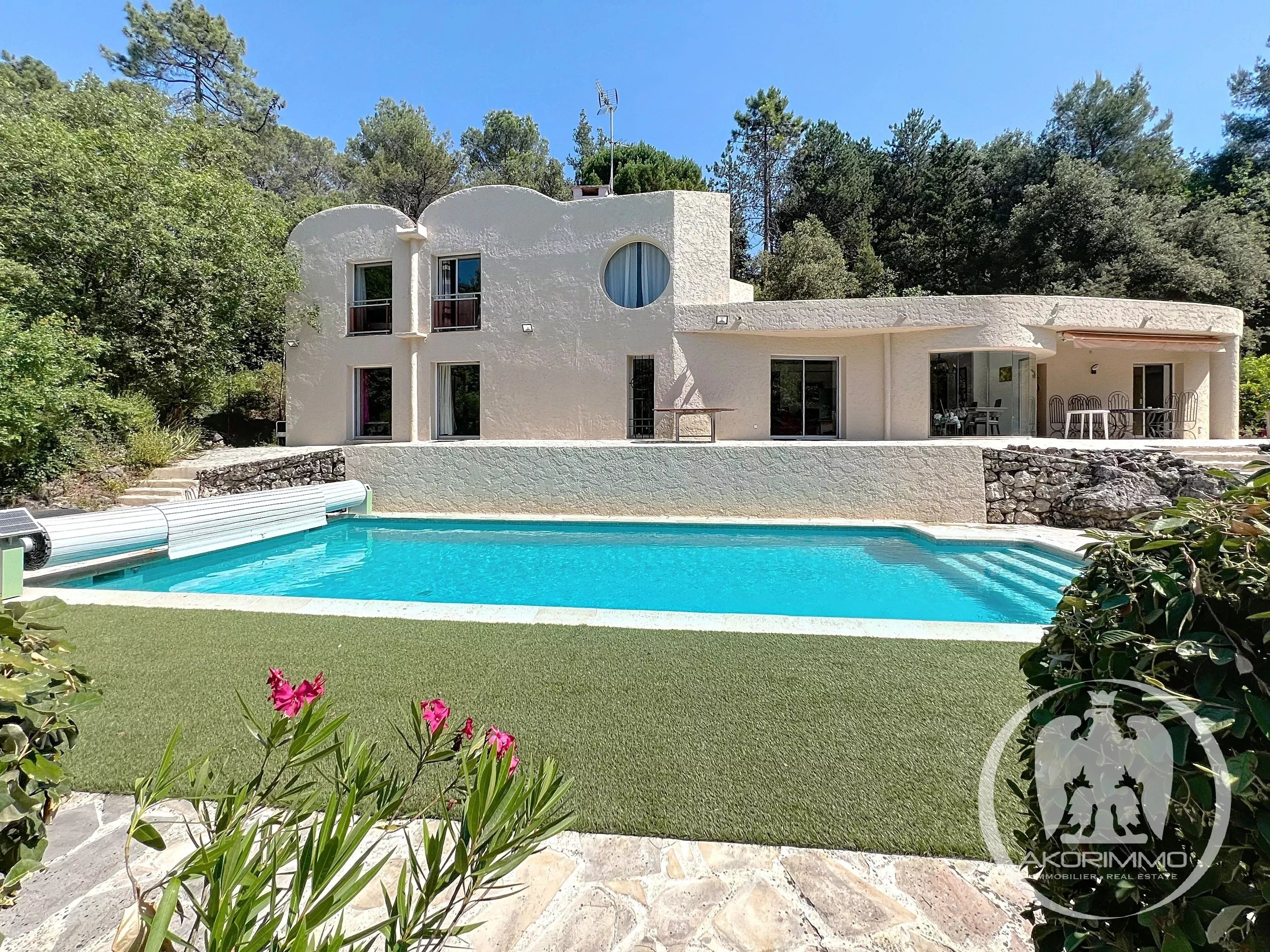 Maison  - 6 pièces  - 245.0 m2 -