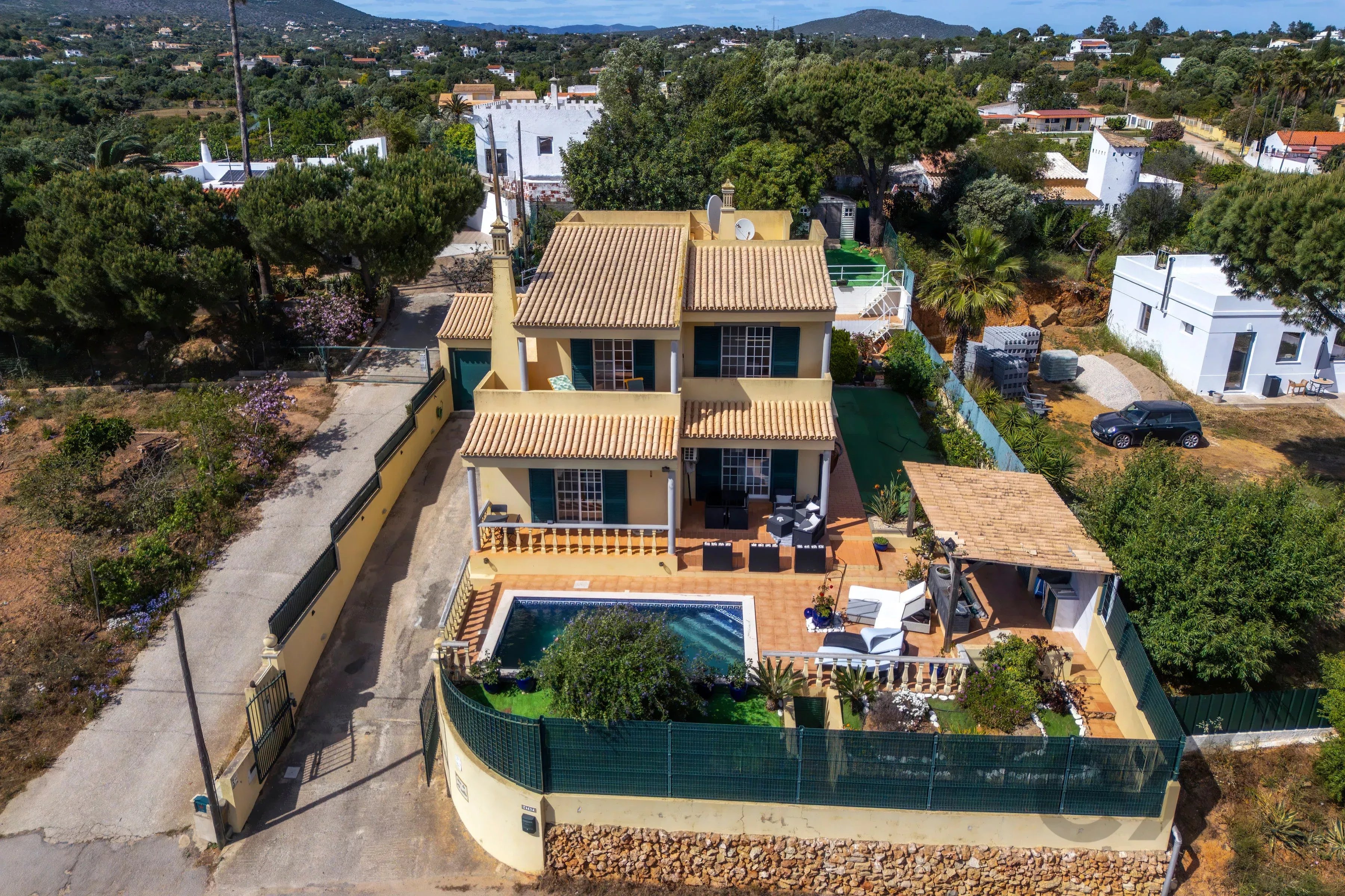 A fantastic, charming 4-bedroom villa with a garden and swimming pool on the outskirts of Olhão 87006245 image 2