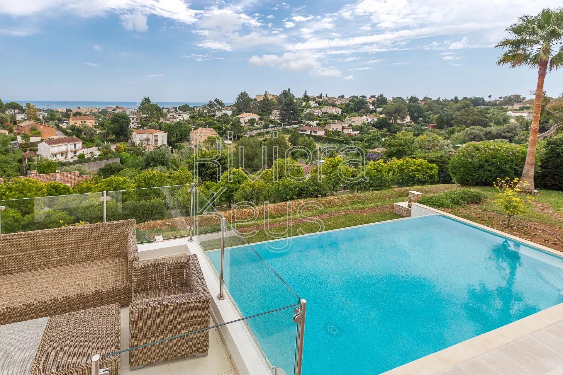ANTIBES: Modern villa med panoramautsikt över havet i en privat egendom