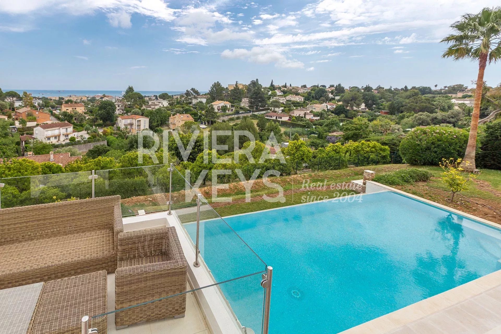 ANTIBES: Modern villa med panoramautsikt över havet i en privat egendom