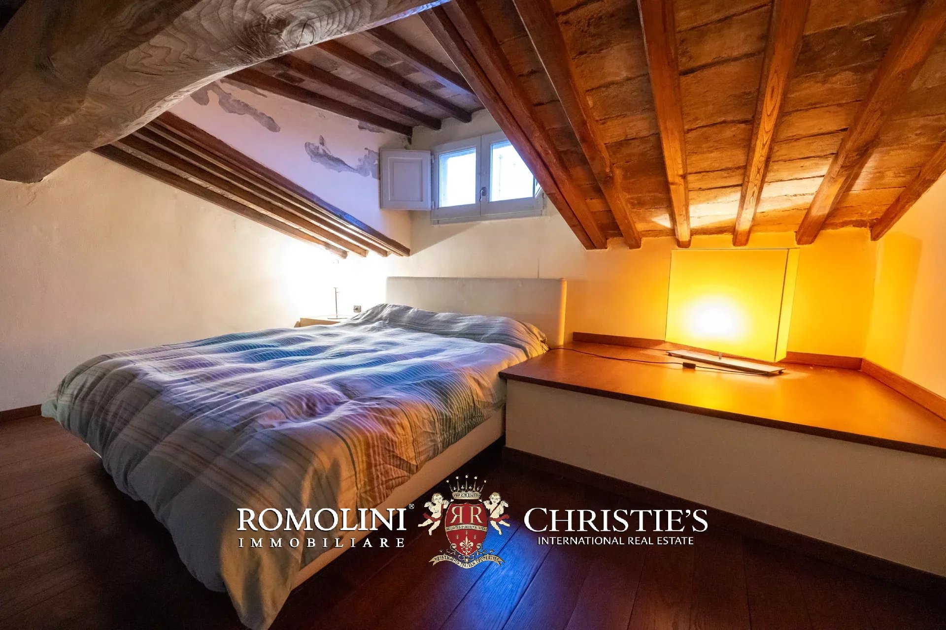COZY 60-SQM PENTHOUSE FOR SALE IN THE HISTORICAL CENTER OF AREZZO