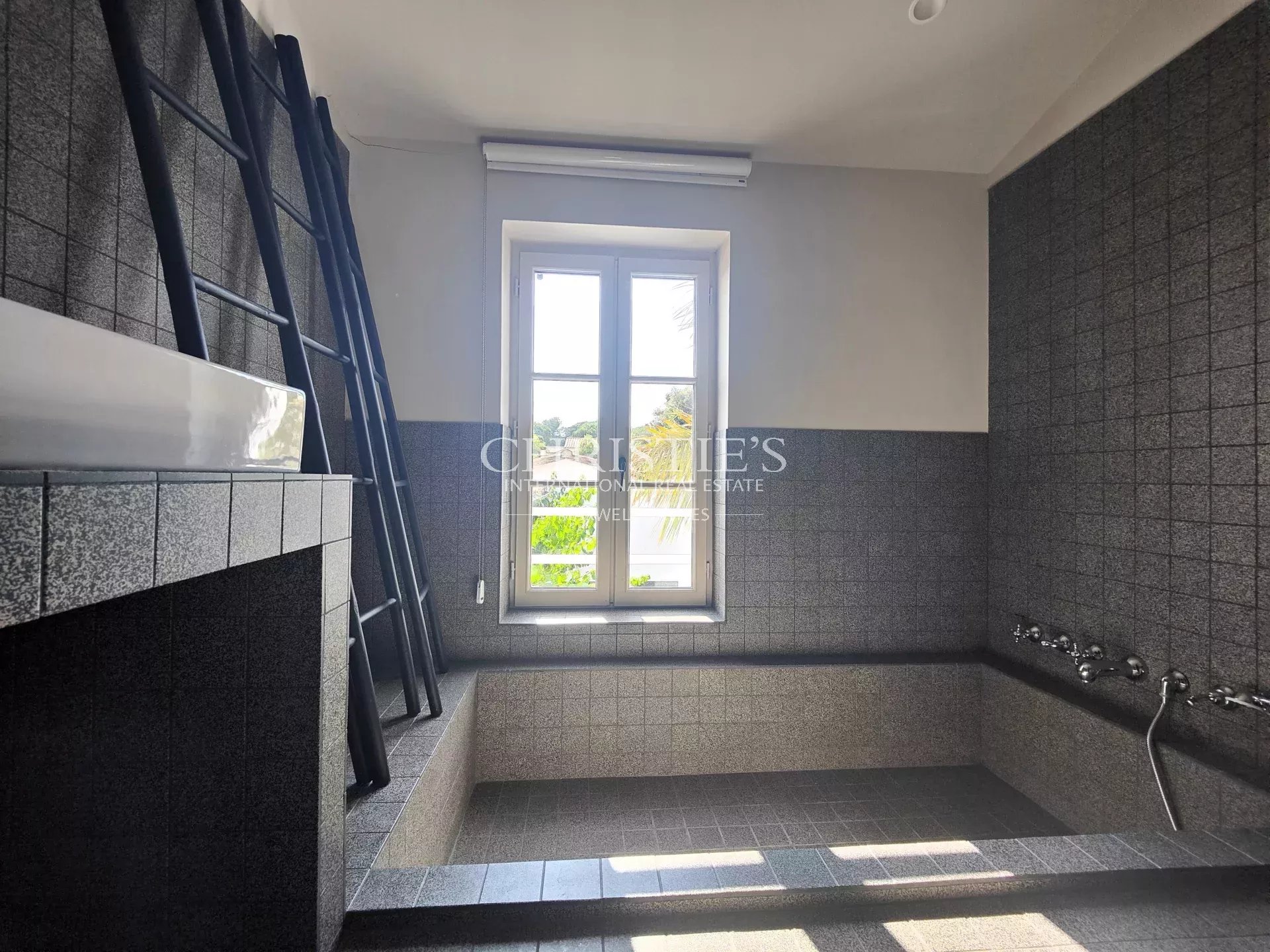 6 Bedroom Villa/Townhouse's Image 22