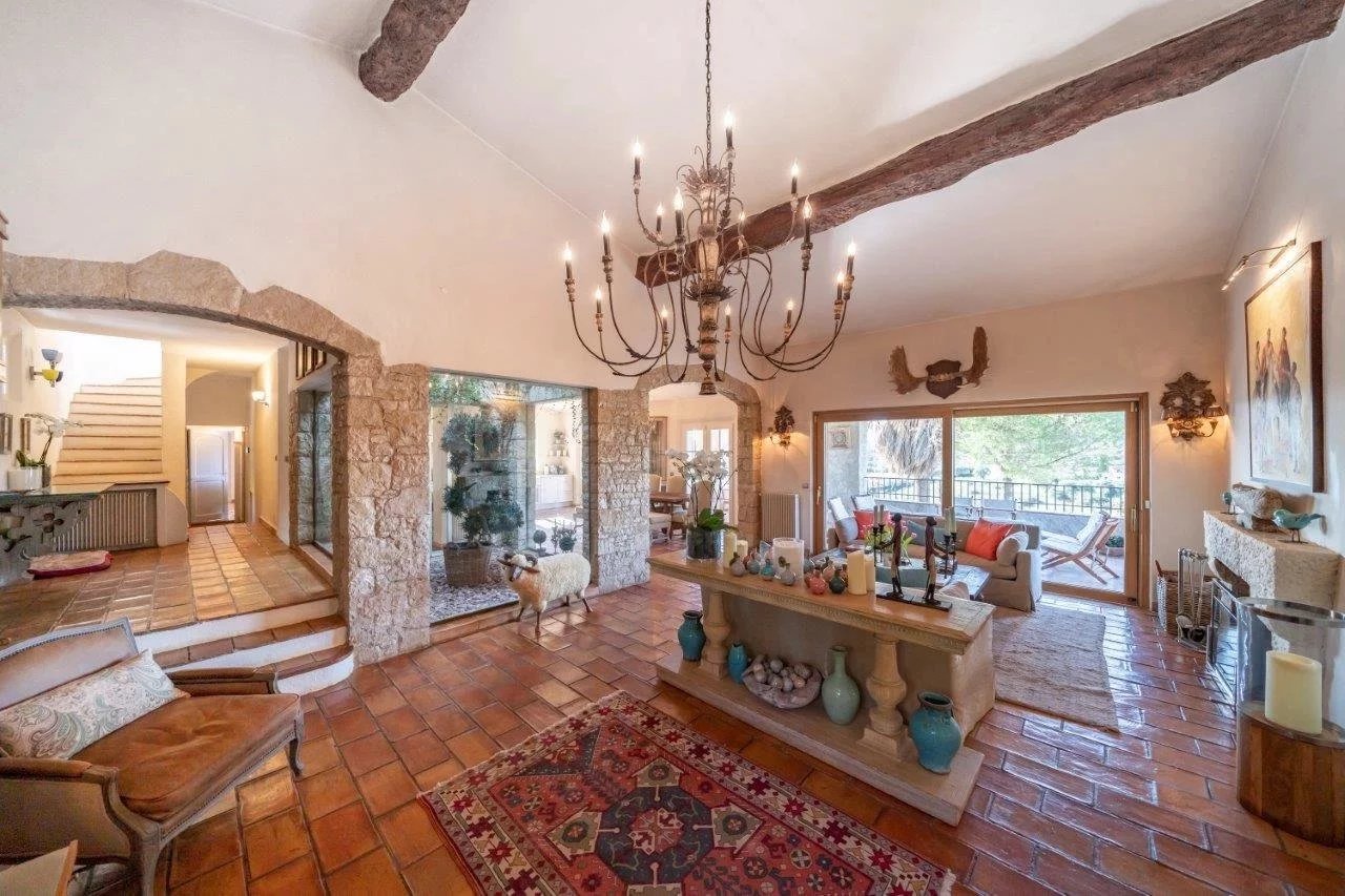  Image of Villa - 6 Bedrooms for Sale in Alpes-Maritimes-Saint-Paul-de-Vence-France, Image 8