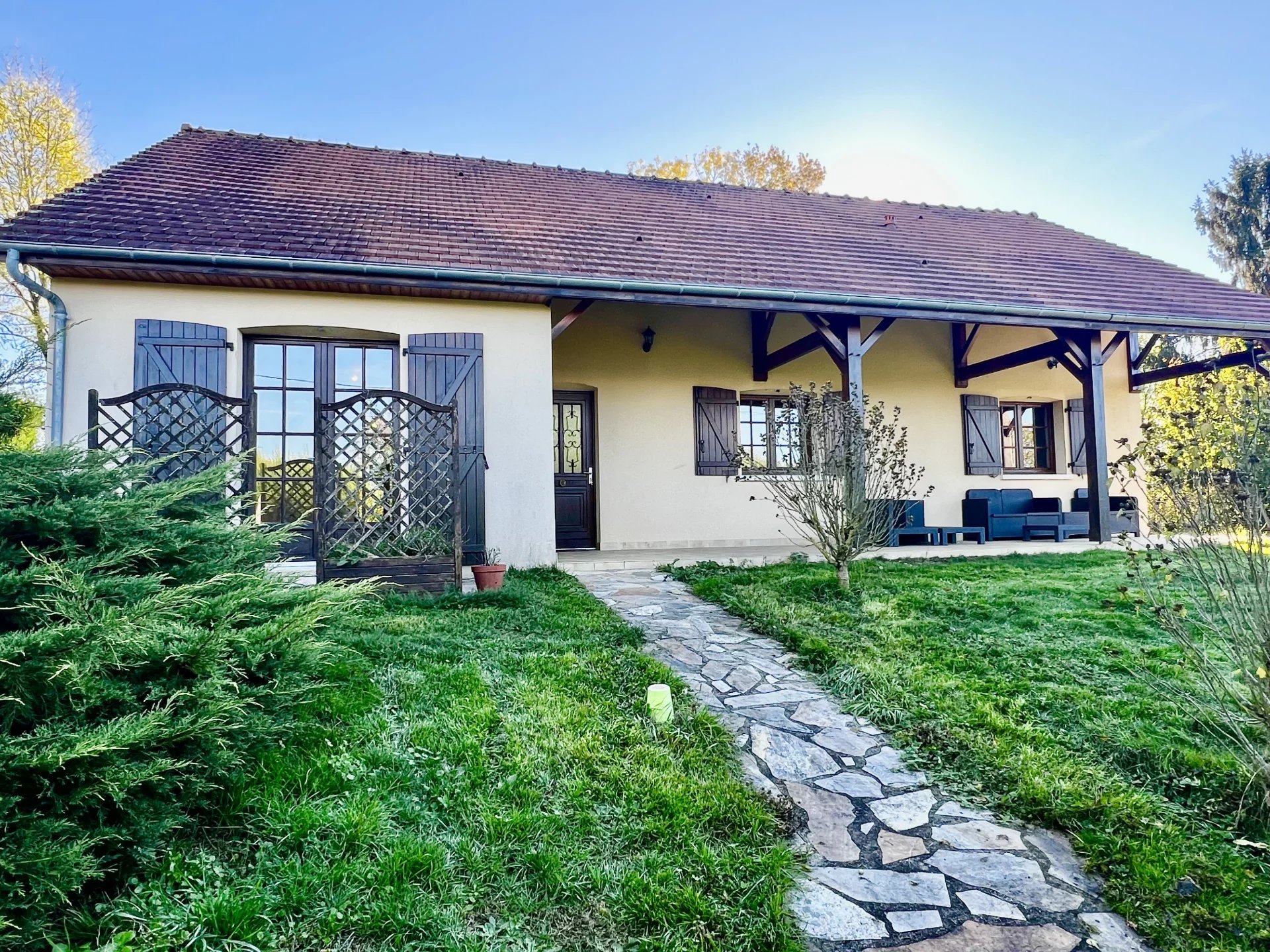 House in Saint-Sulpice-les-Feuilles - view 1