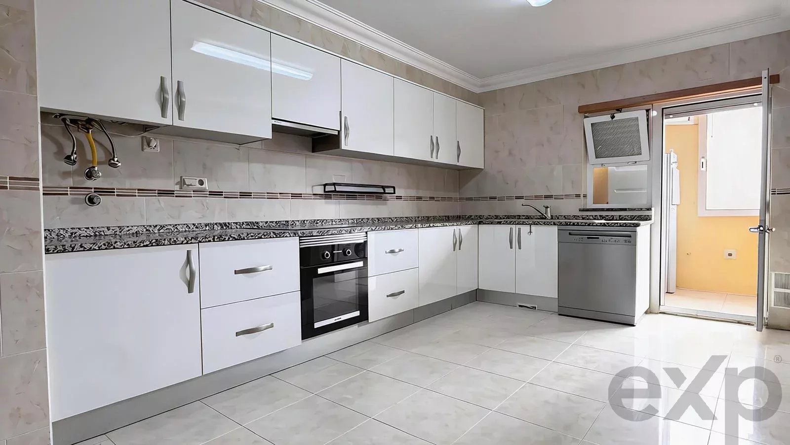 Spacious 3-Bedroom Apartment in Quelfes, Olhão 86993728 image 1