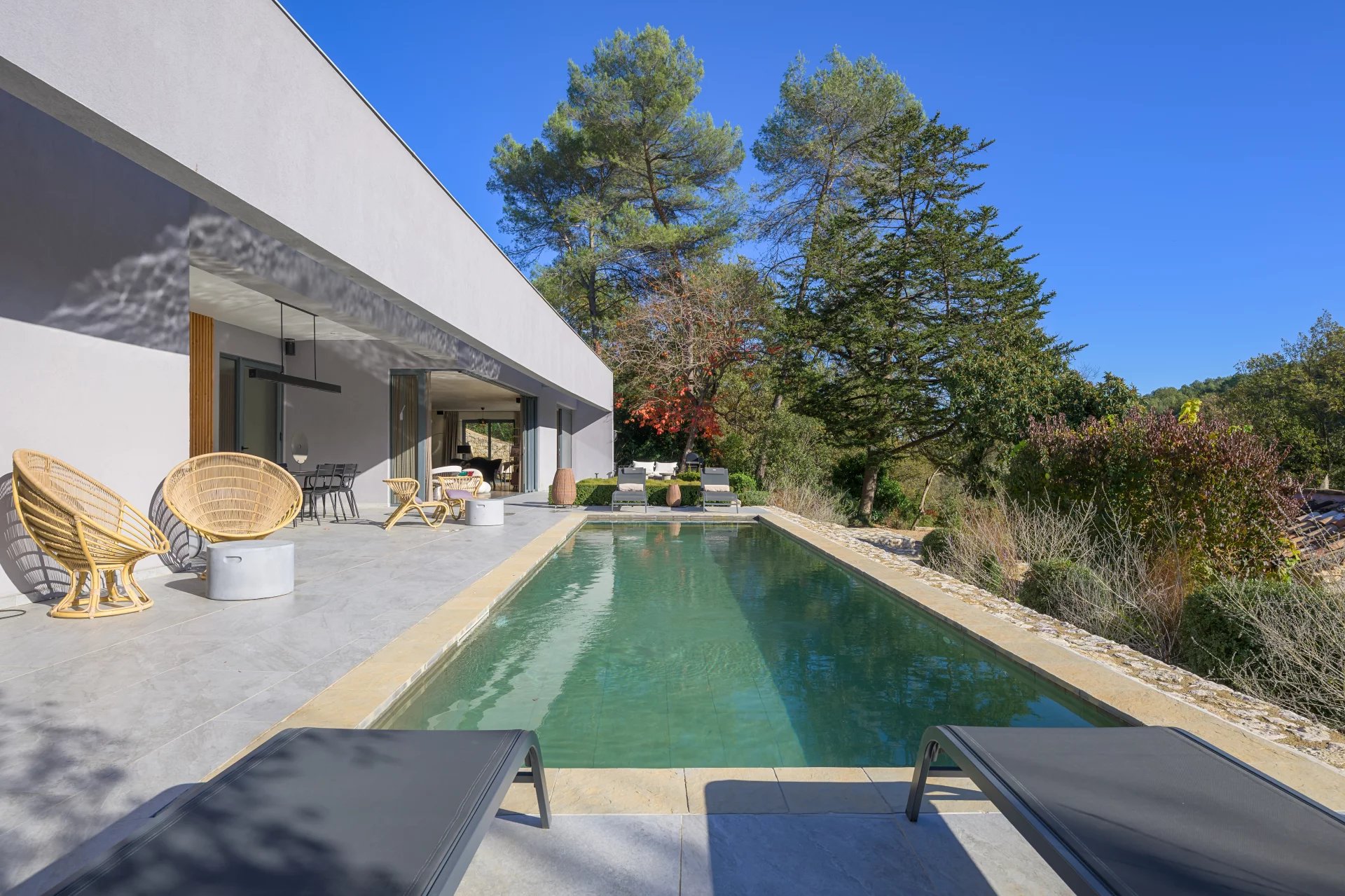 Contemporaine à pied du village 16