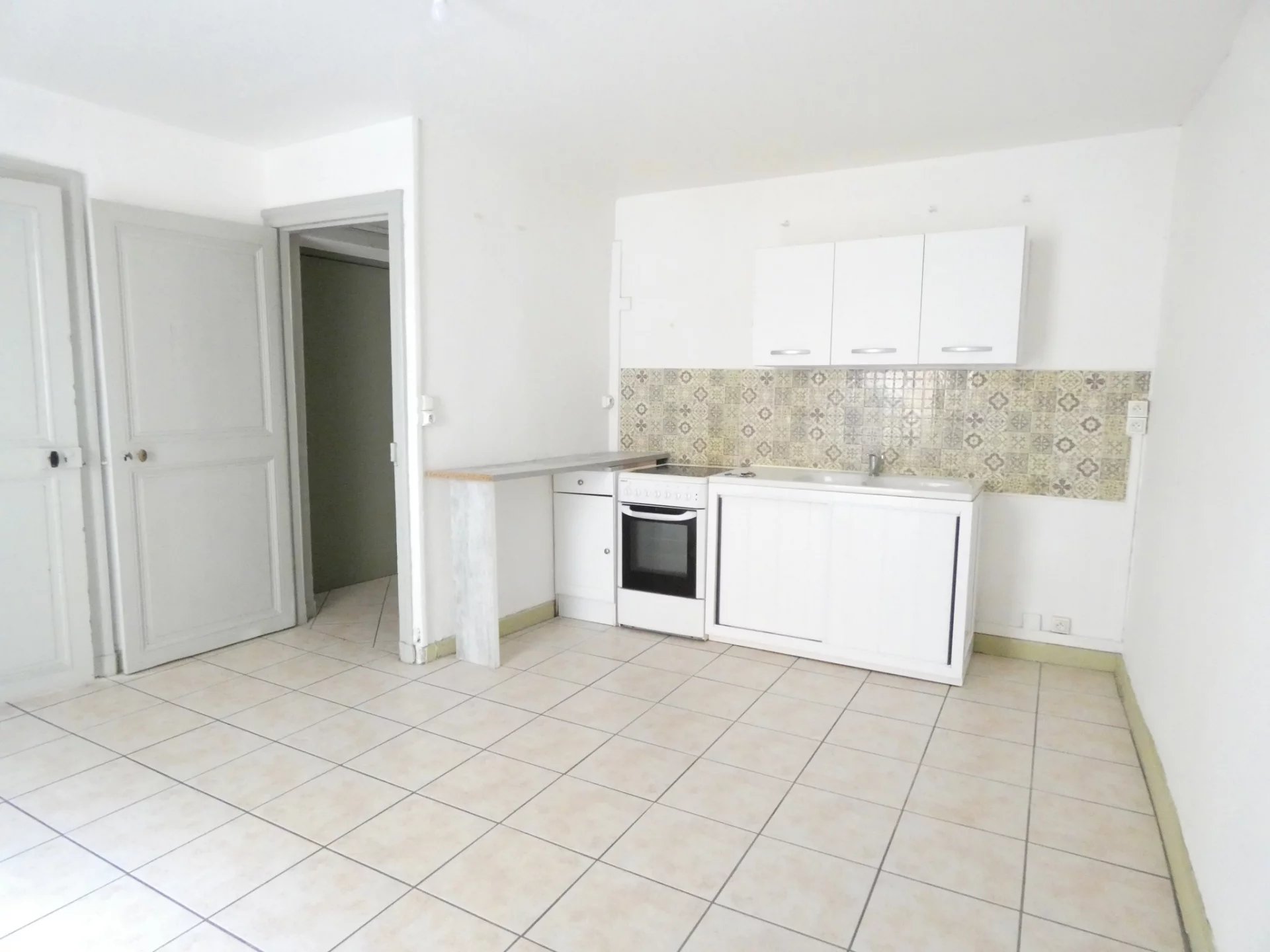 Ales, plein centre-ville location type 2