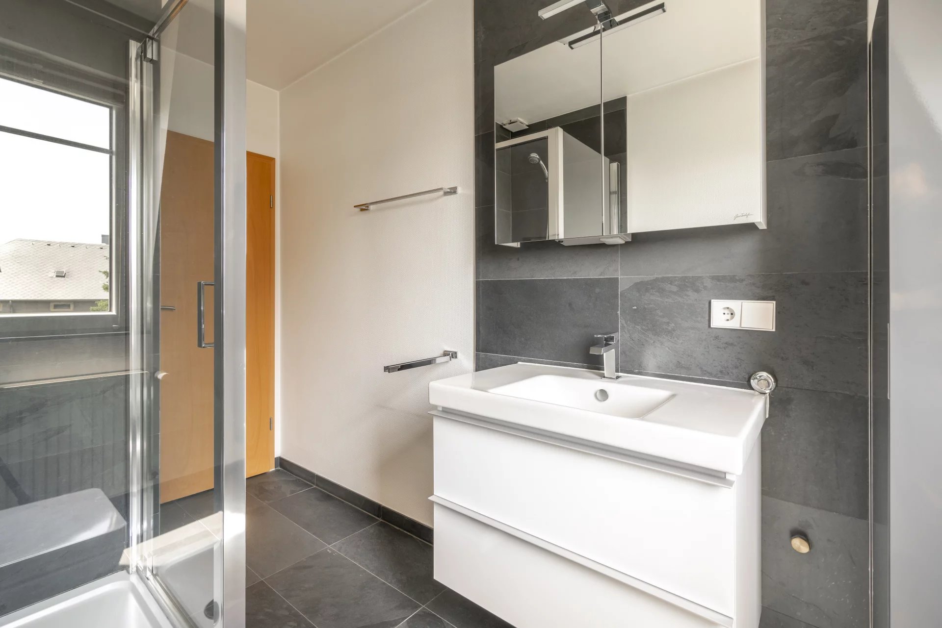 Apartamento luminoso no último andar com garagem privativa