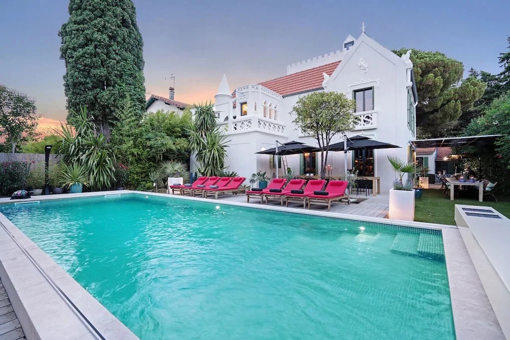 France - Juan-Les-Pins - Location saisonnière - Maison - 24 Personnes - 12 Chambres - 8 Salles de bain - Piscine