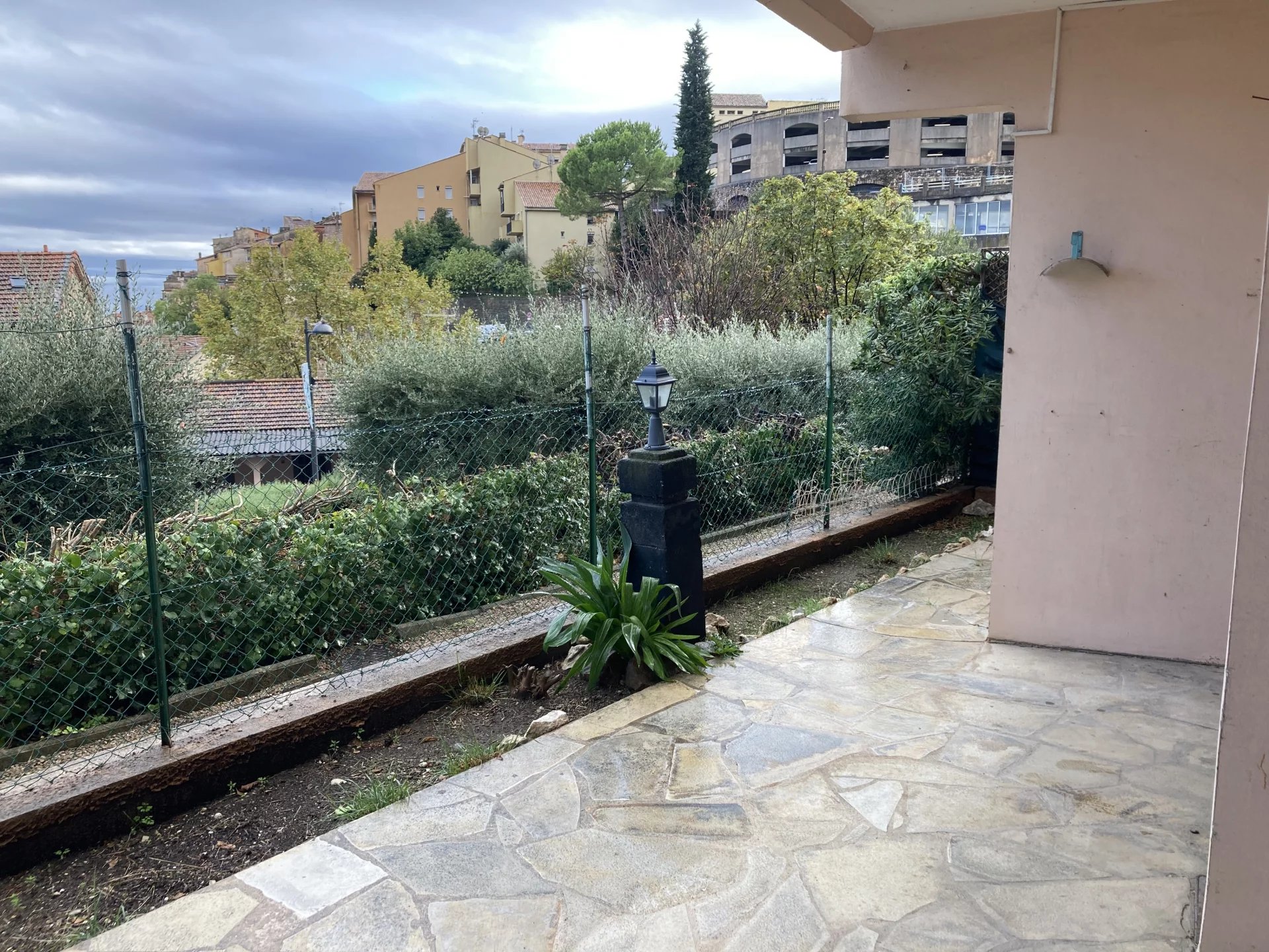 Grasse : dans petit immeuble proche toutes commodités à pieds2 pièces en rez de chaussée composé d'un ...