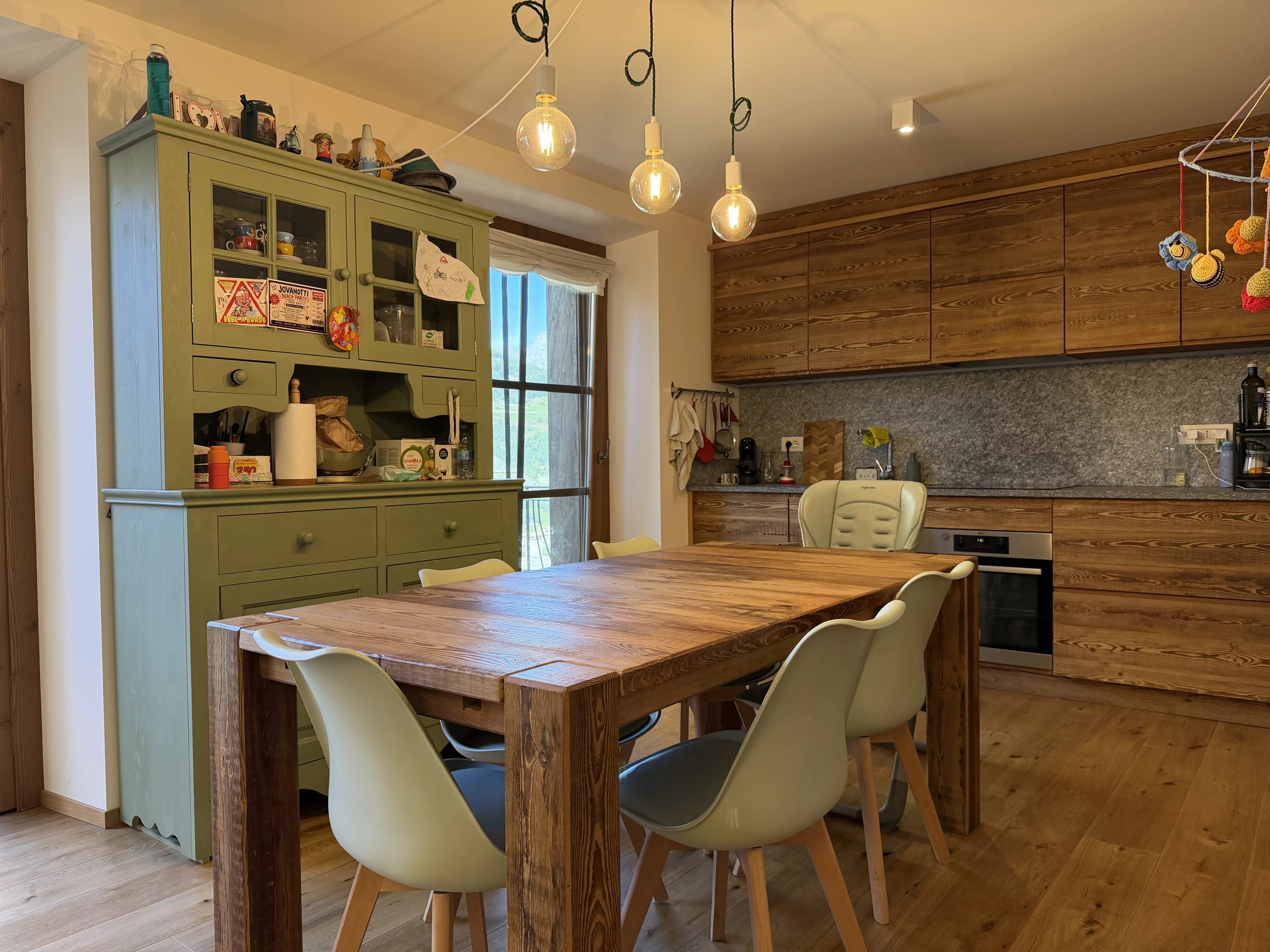 CHARMING FOUR-ROOM APARTMENT OVER TWO LEVELS WITH GARAGE — photo 11