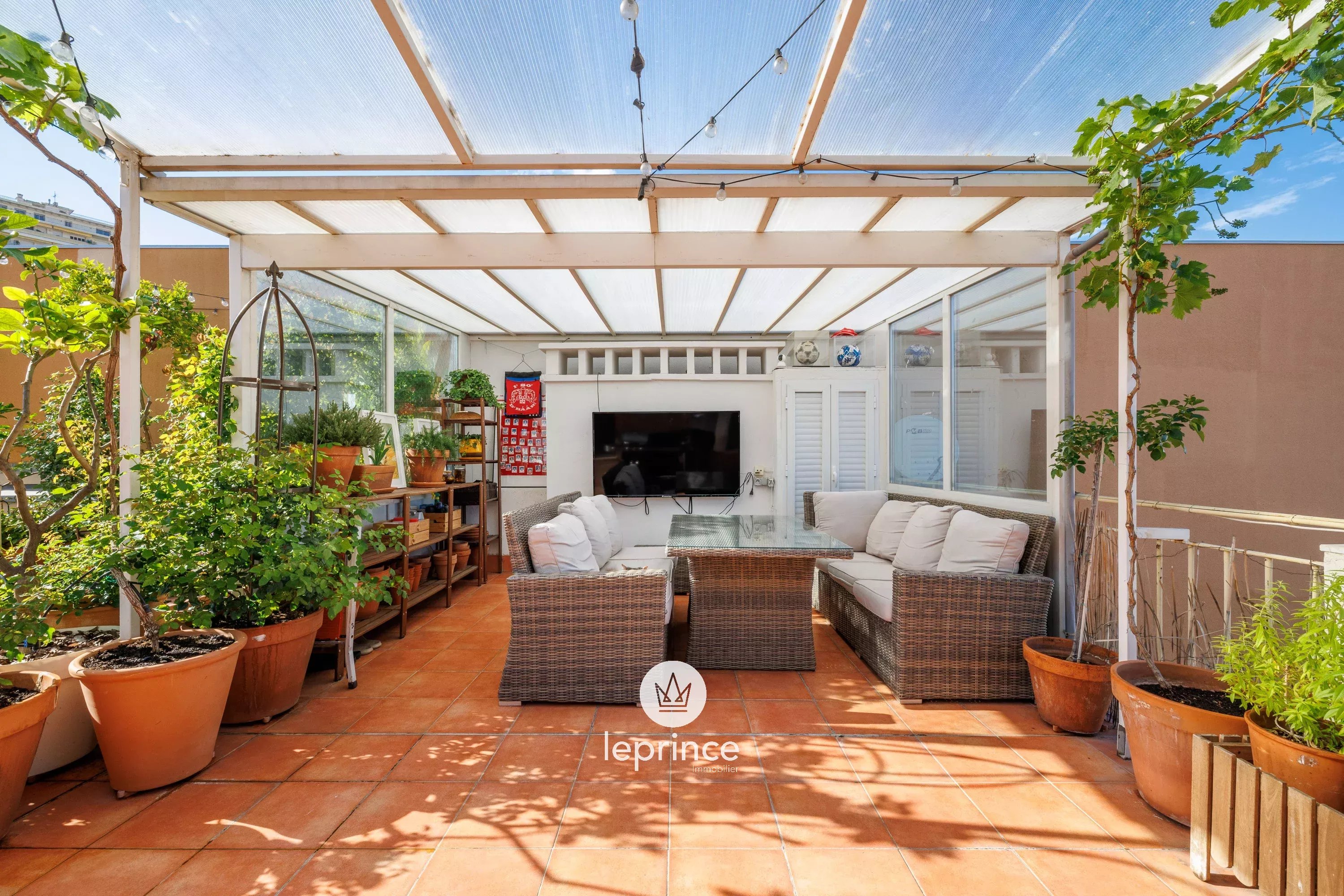 Nice – Fleurs – 2 Bedroom – Top Floor – Terrace
