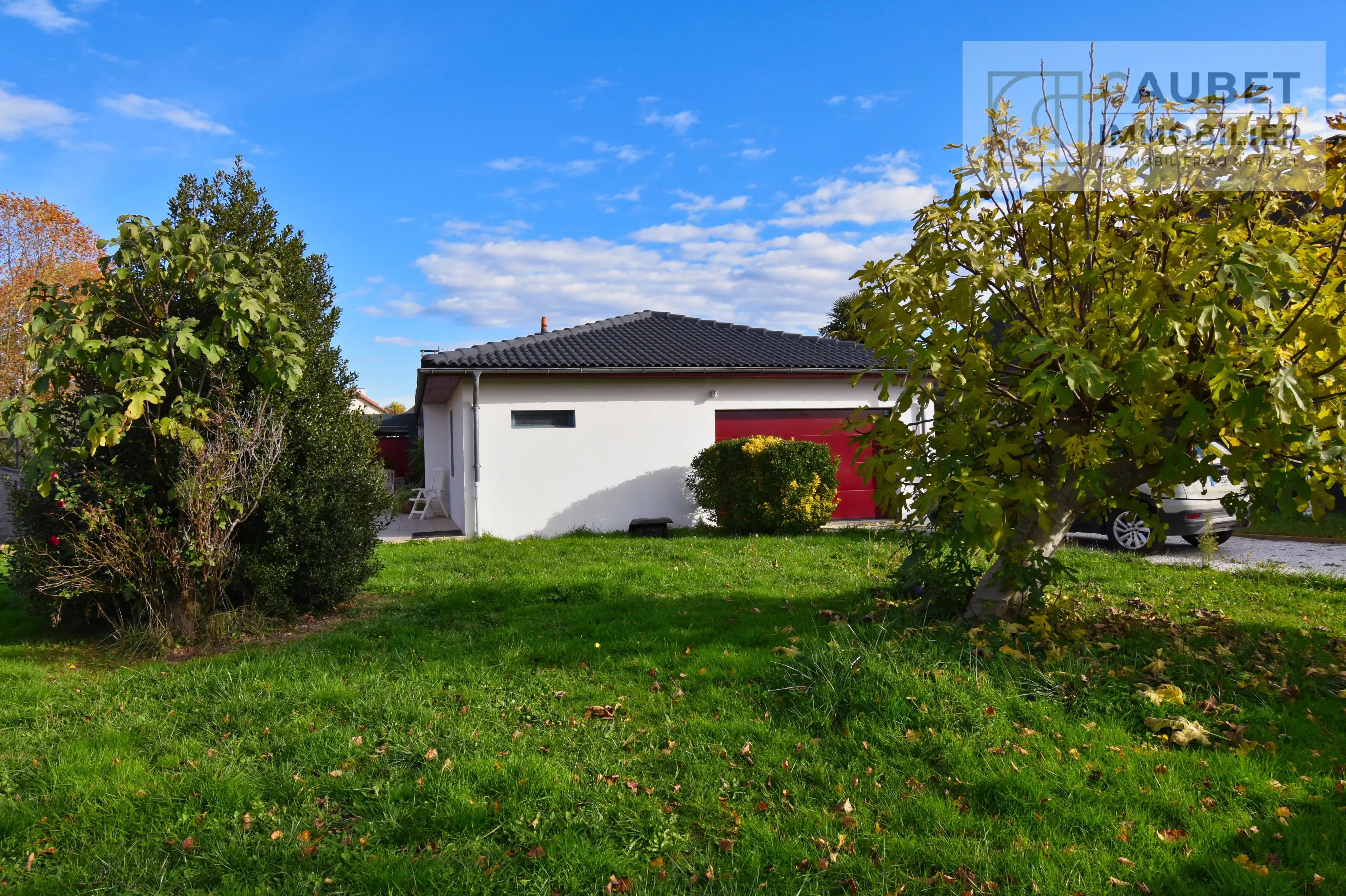 Maison de plain-pied avec jardin arboré