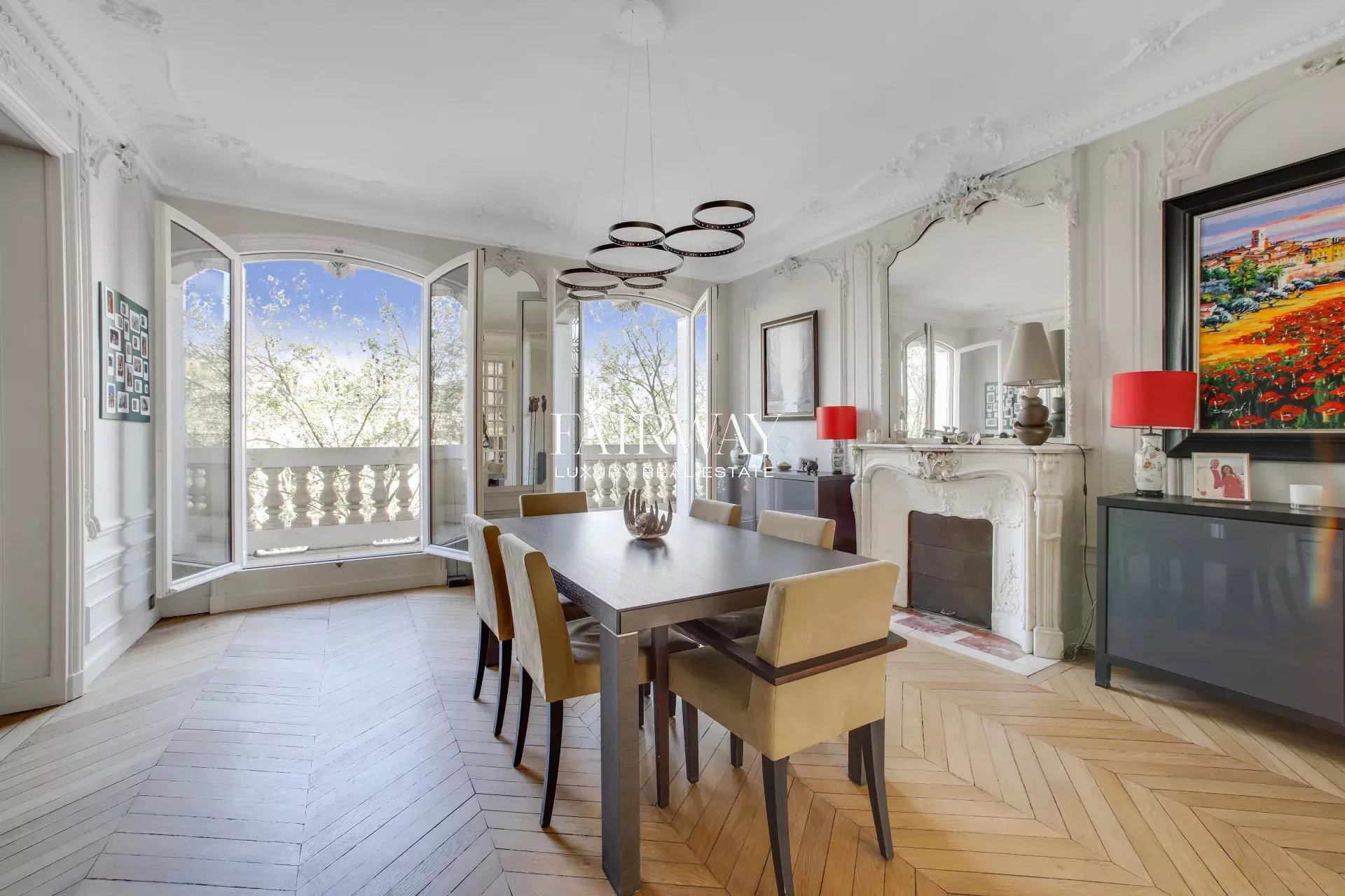 Un appartement familial en parfait état, 5ème étage et balcon, collé au Parc Monceau
