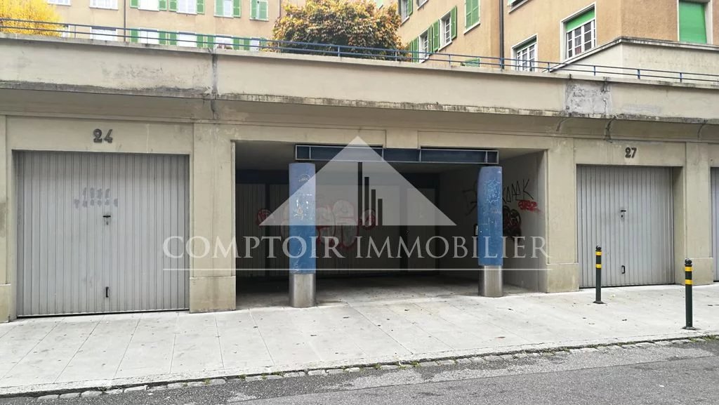 A louer, nombreux garages intérieurs (box) au sous-sol