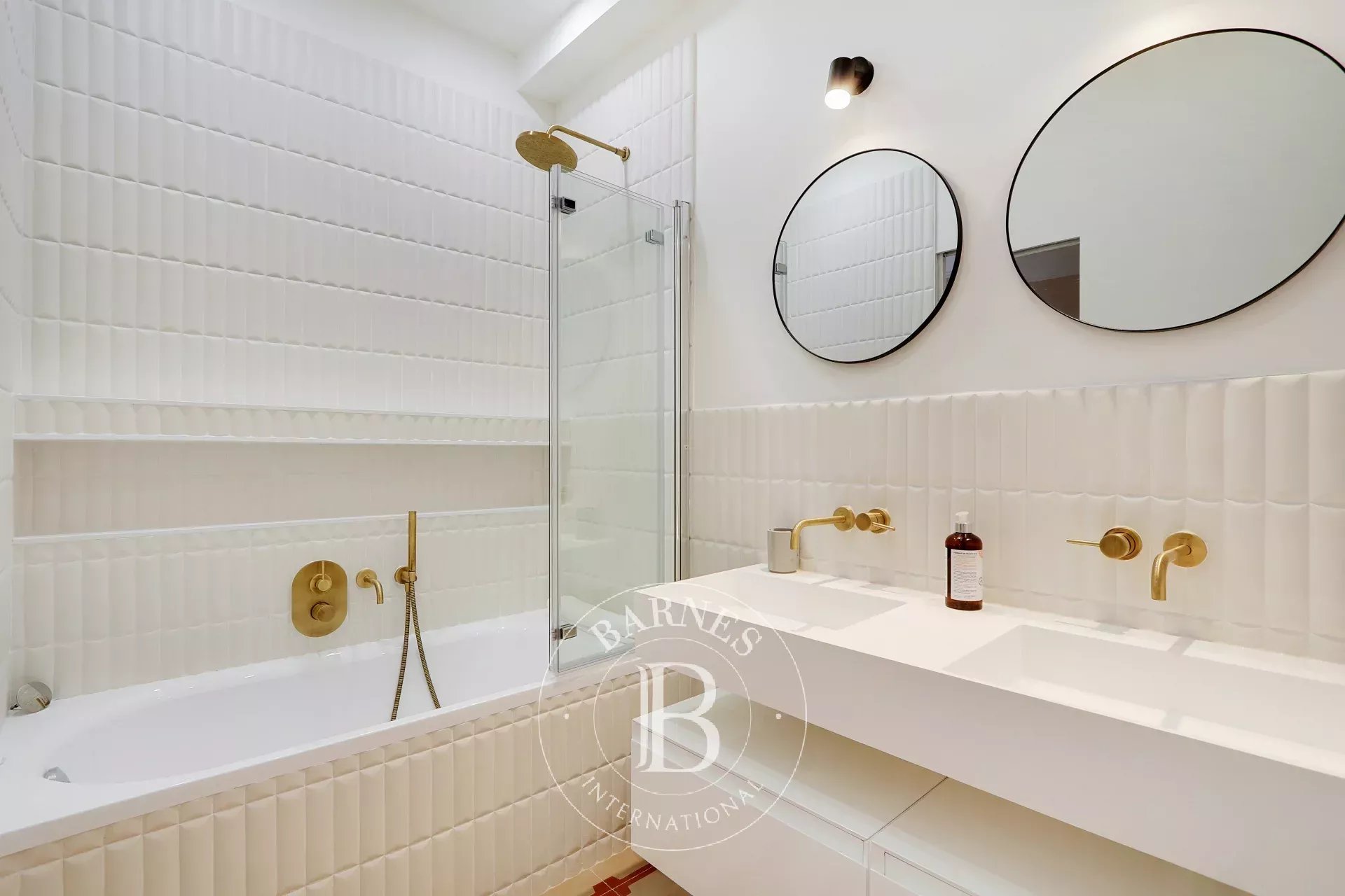 Paris 6 - Marché Saint-Germain - Fully renovated three-room apartment - Parquet, moldings, fireplace - View Saint-Sulpice - Haussmann building - picture 12
