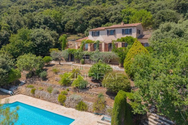 A prime location for this property, set in an elevated position with sea views — photo 4