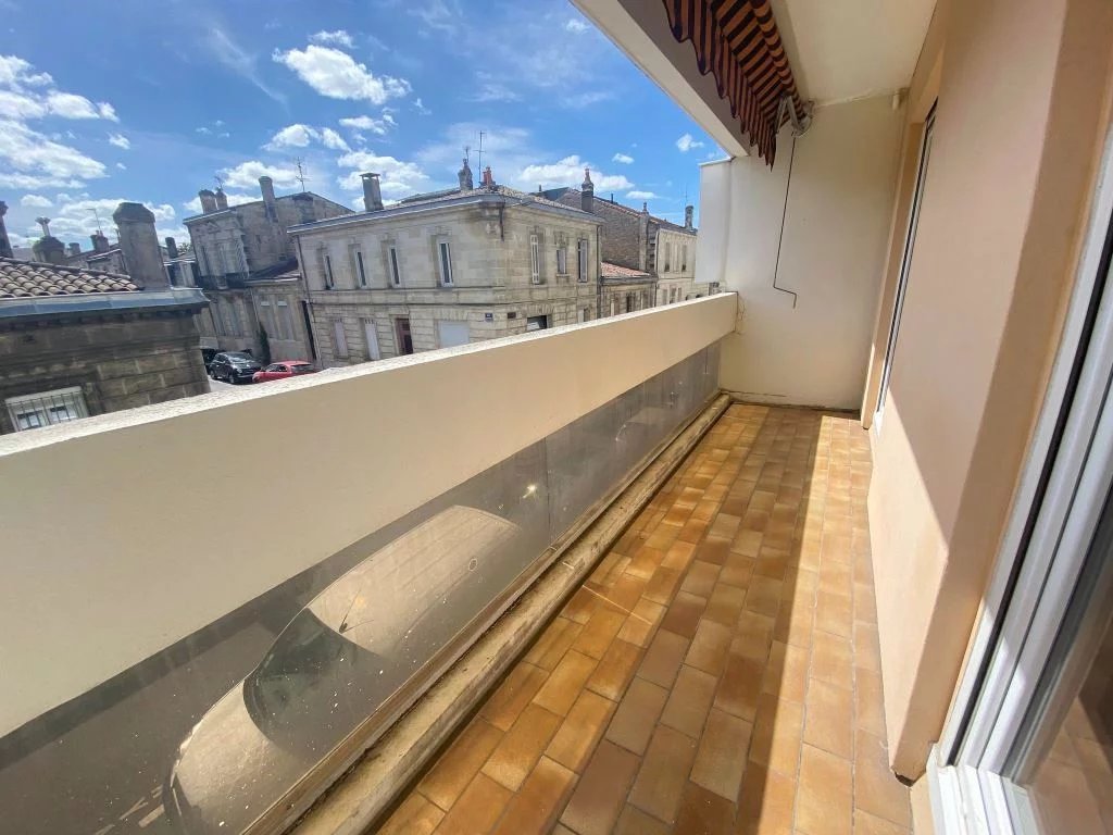 BORDEAUX RUE BILLAUDEL - APPARTEMENT T2 AVEC DEUX BALCONS - LOCATION MEUBLEE
