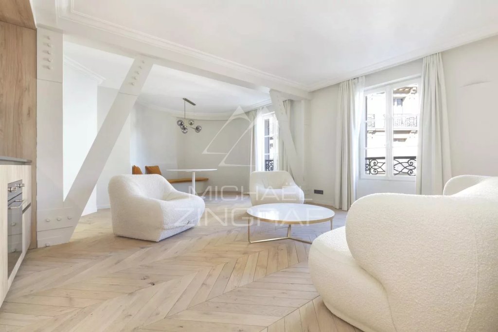 Apartment for sale in Paris — FOR SALE - TWO-ROOM APARTMENT - RENOVATED - ÉTOILE