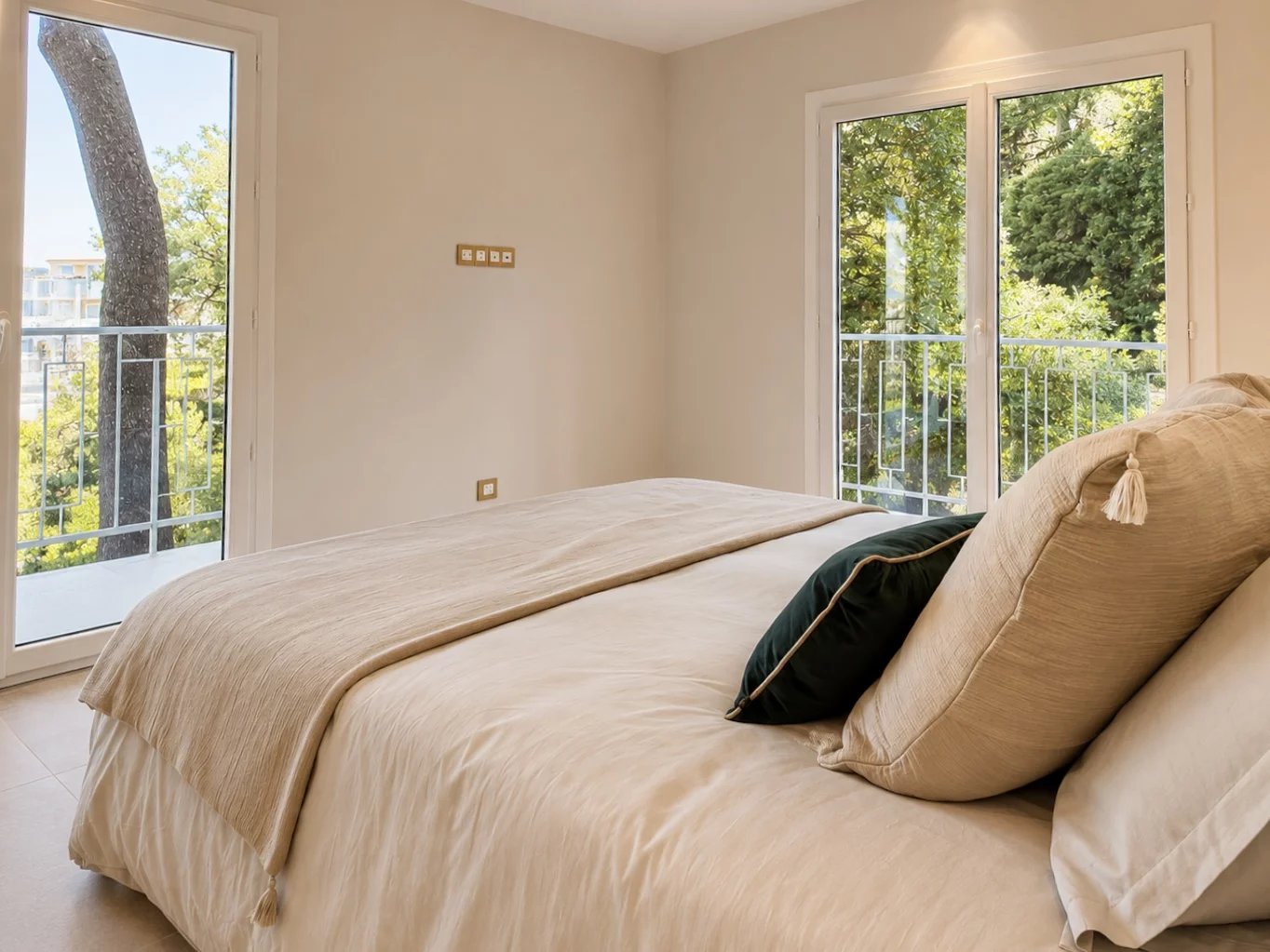 Magnificent 3-room Sea View Fully Renovated Oxford