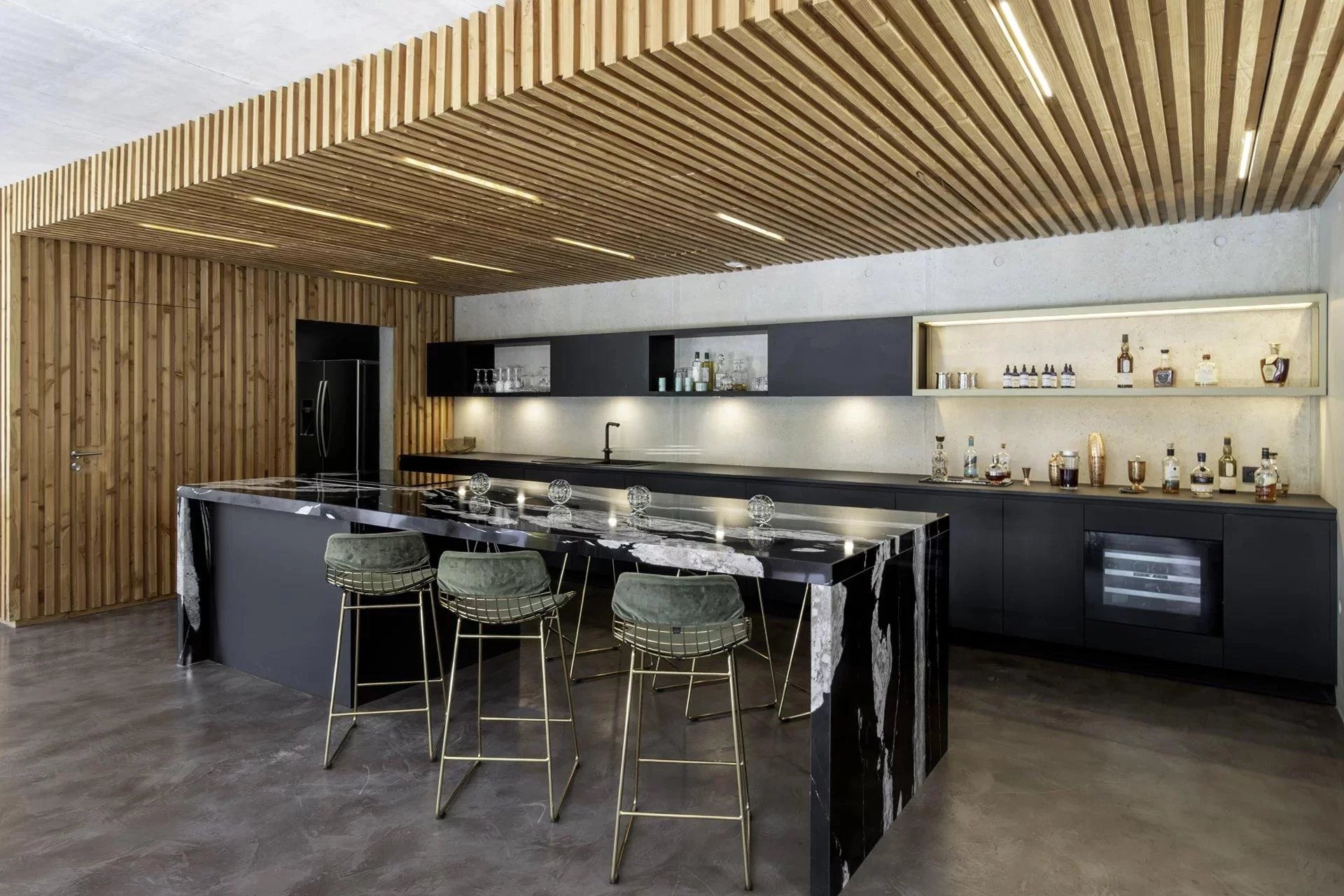 Contemporaine à pied du village 8