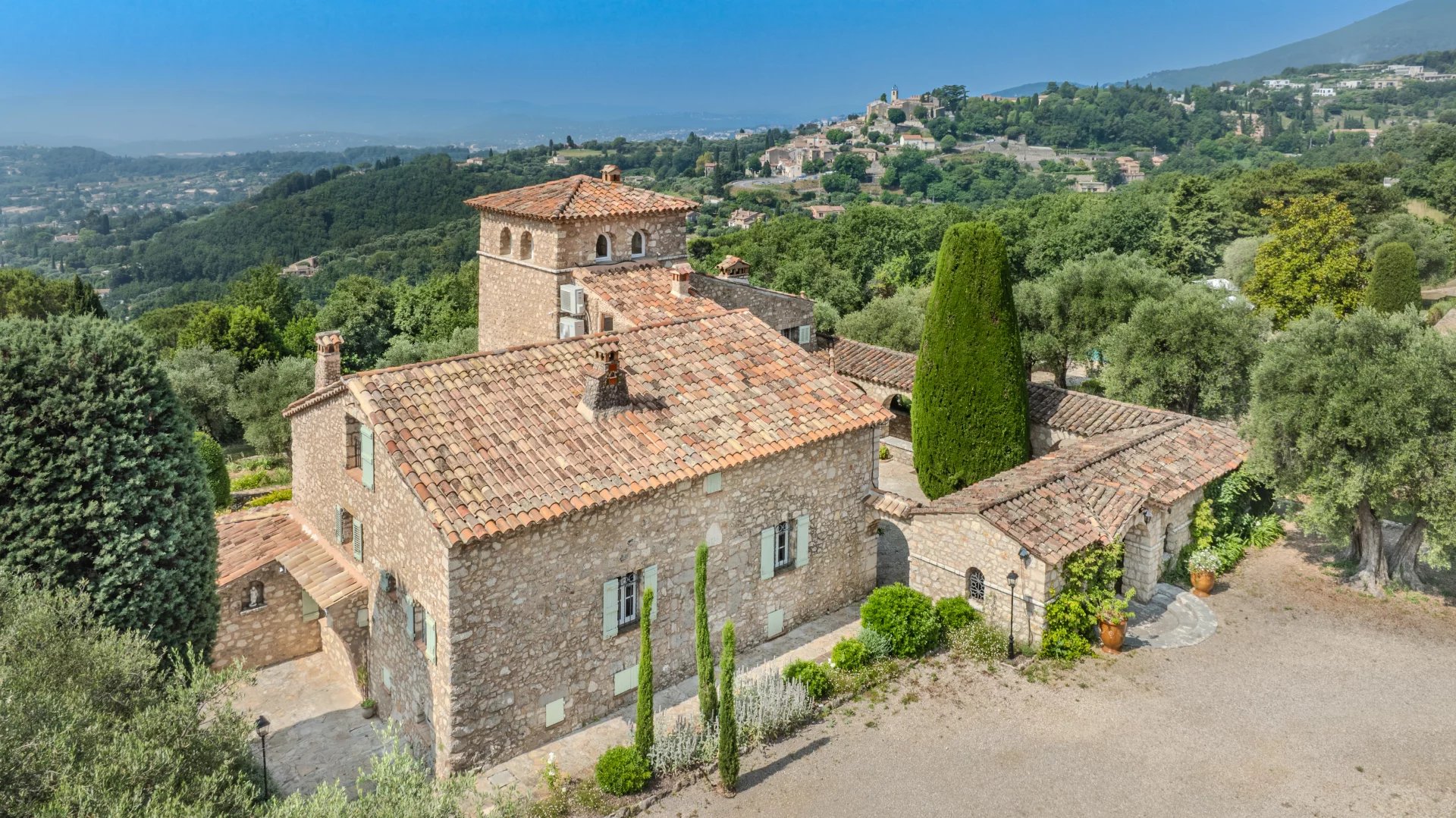 Ancien monastère avec magnifique vue panoramique collines et mer