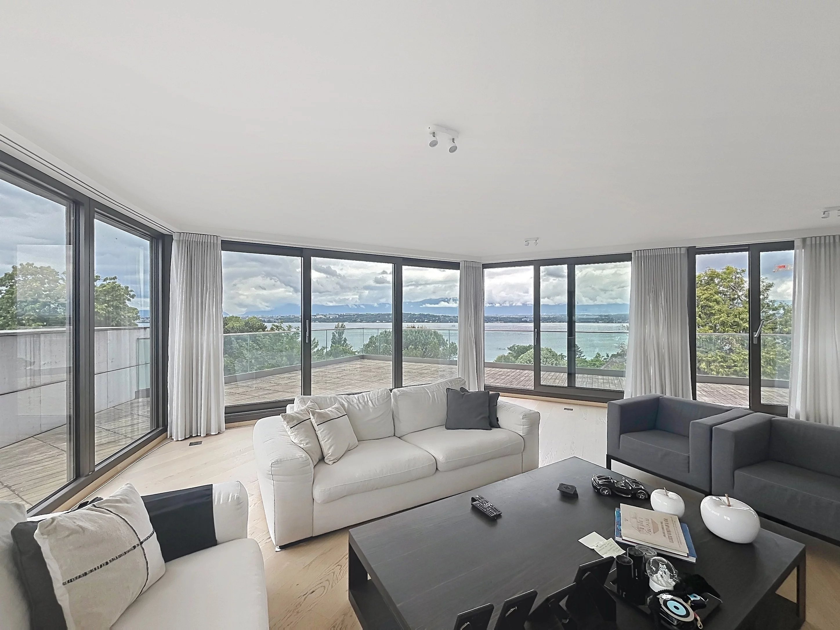 Stunning duplex with terraces and lake view in Vésenaz