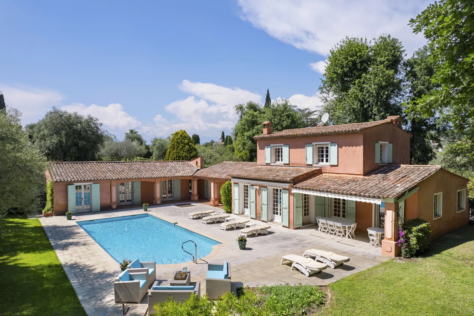 06250 MOUGINS VILLA