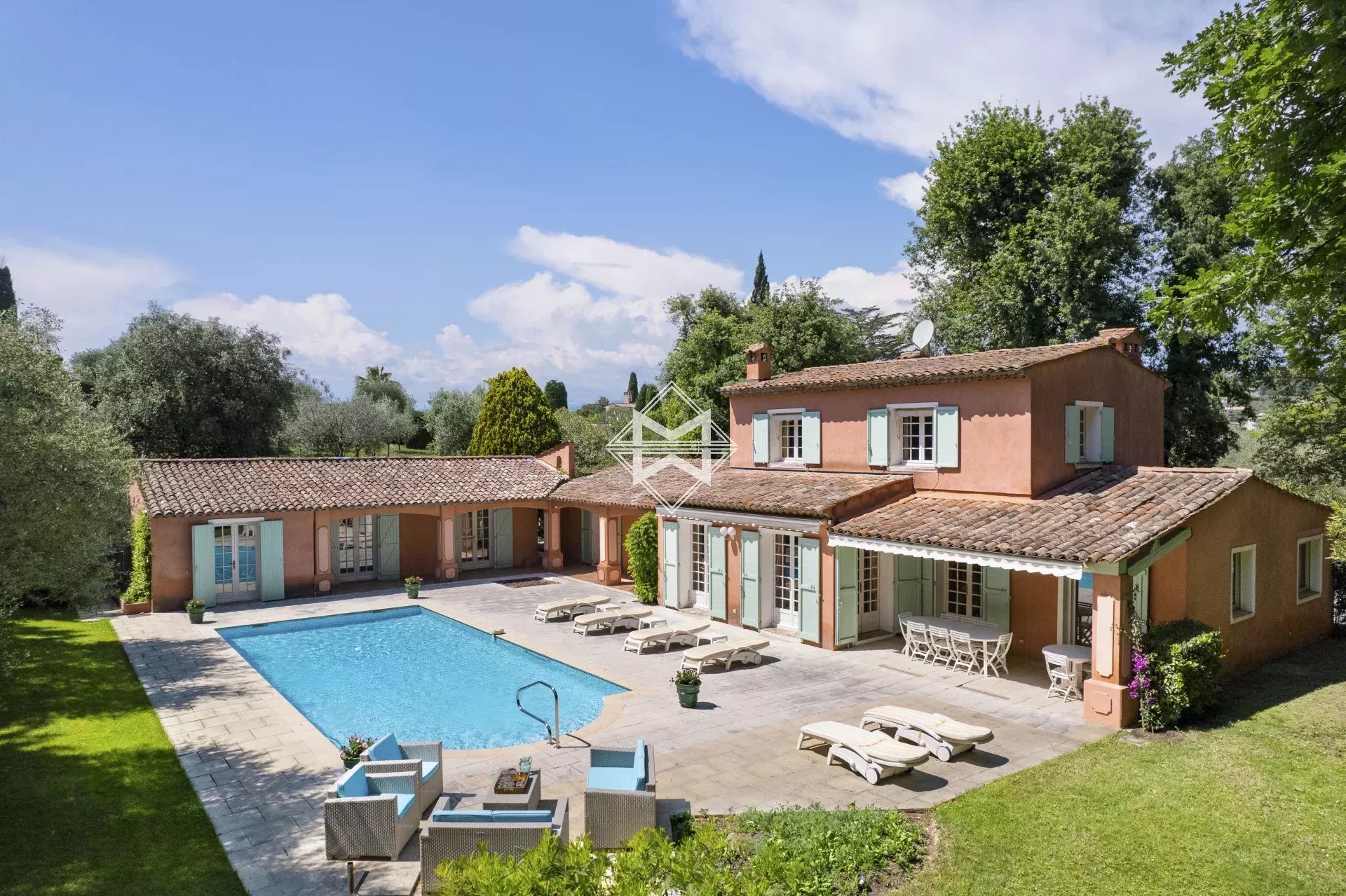 06250 MOUGINS VILLA