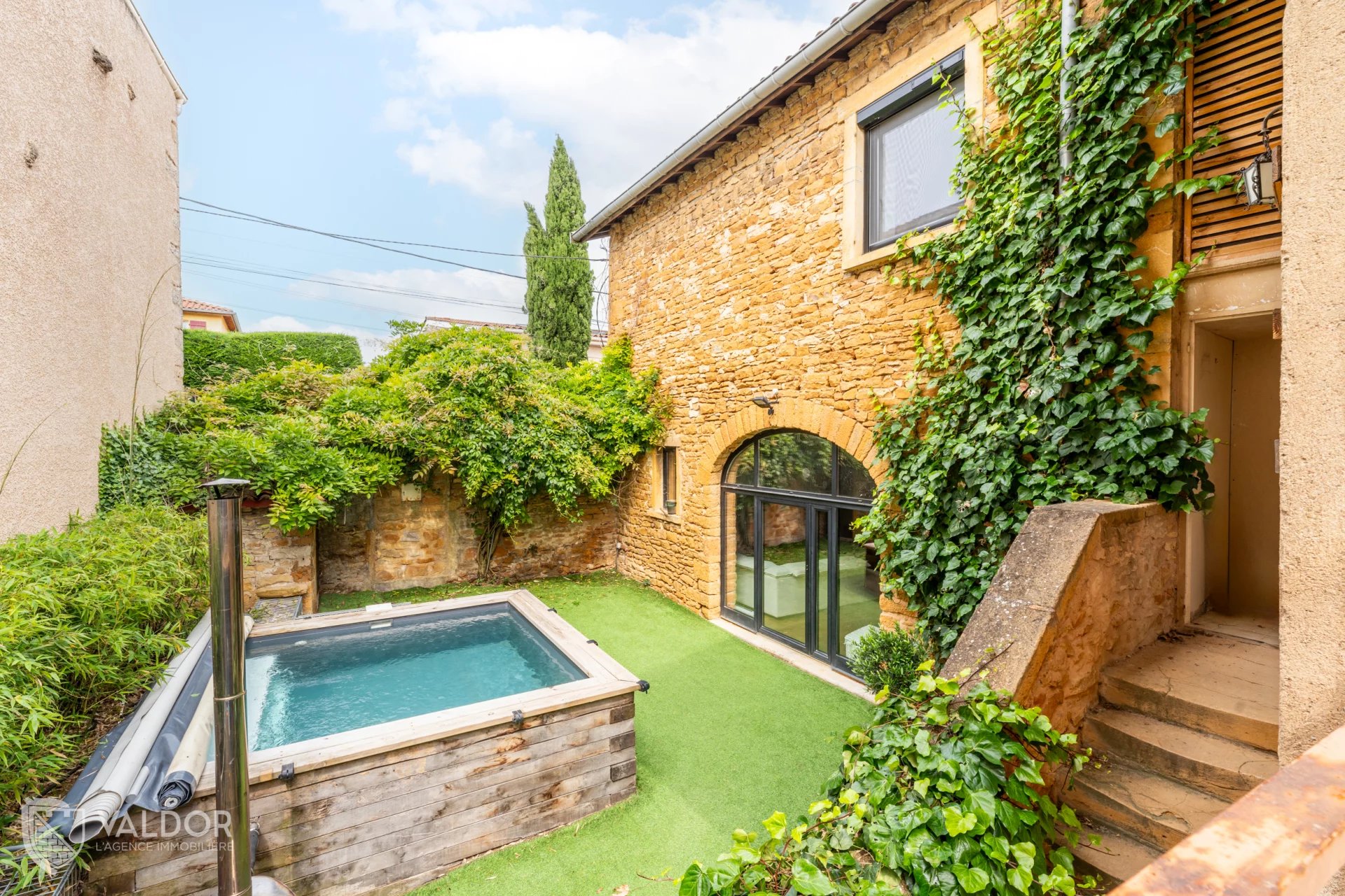 Maison d'environ 255 m² dans un petit hameau de Châtillon 69380