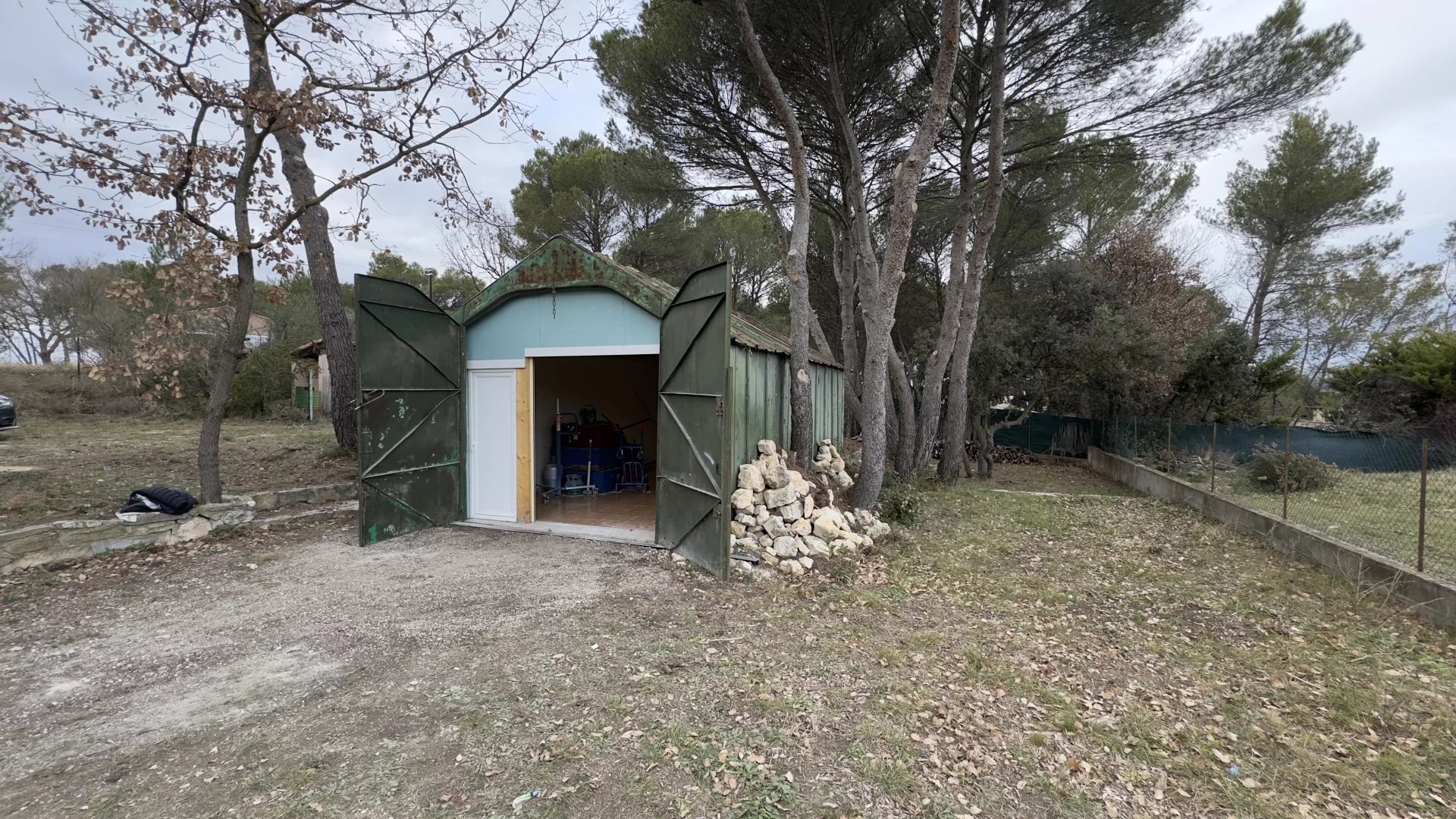 À acheter sur Saint-Cannat : Terrain de loisir de 1634m2 avec hangar de 32m2