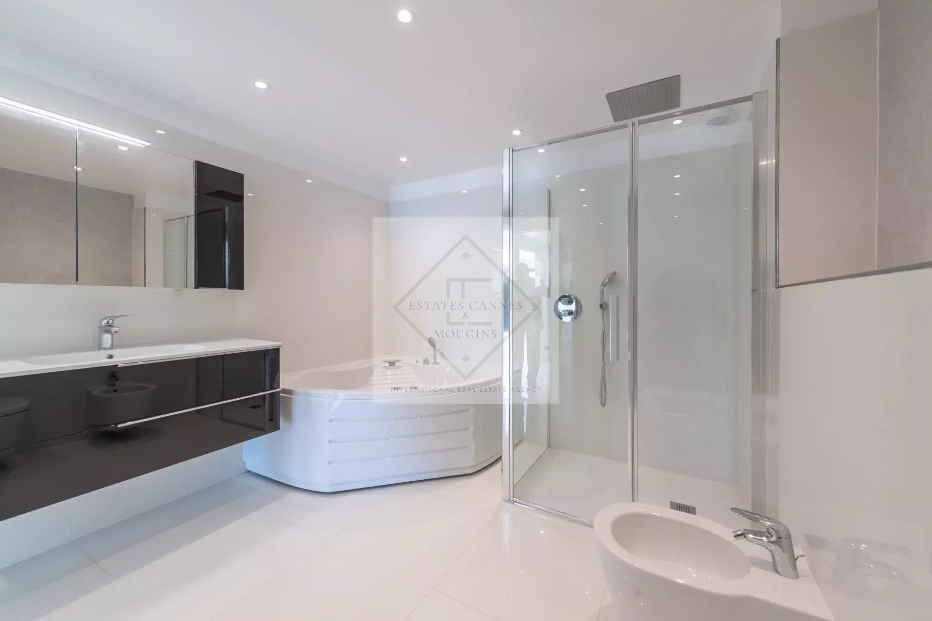 MAGNIFIQUE APPARTEMENT AVEC VUE MER PANORAMIQUE À ROQUEBRUNE-CAP-MARTIN — photo 6