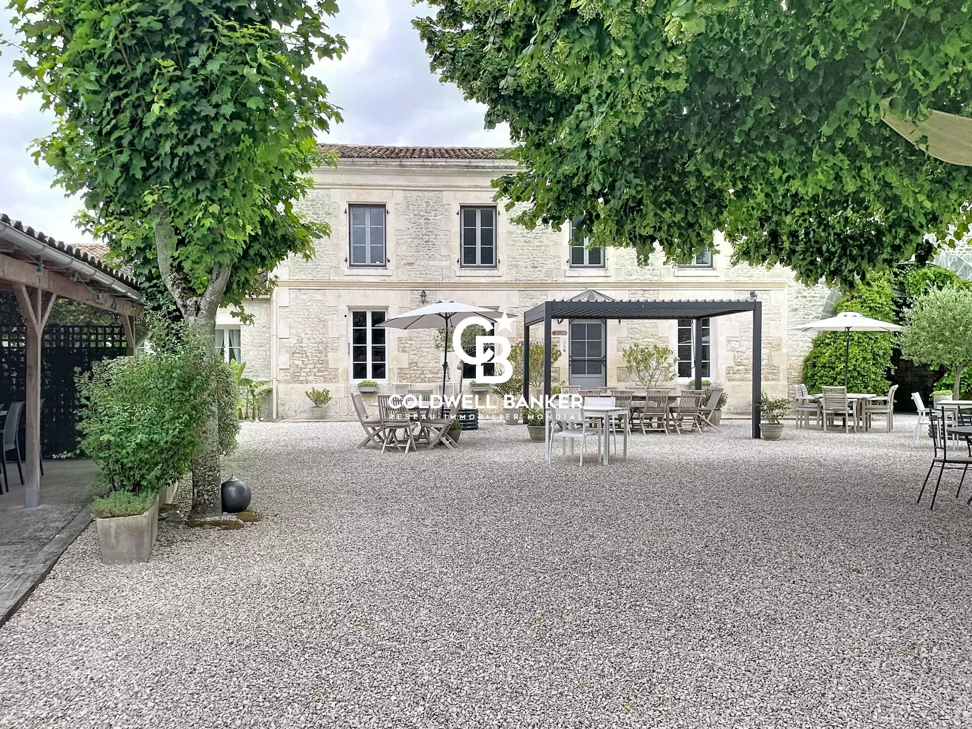 Maison familiale de belles prestations avec jardin et piscine à Aumagne