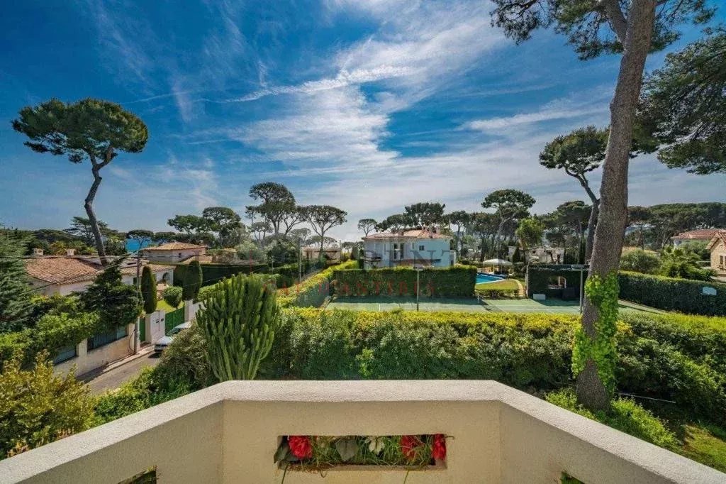 Pretty 1930s villa completely renovated with sea view