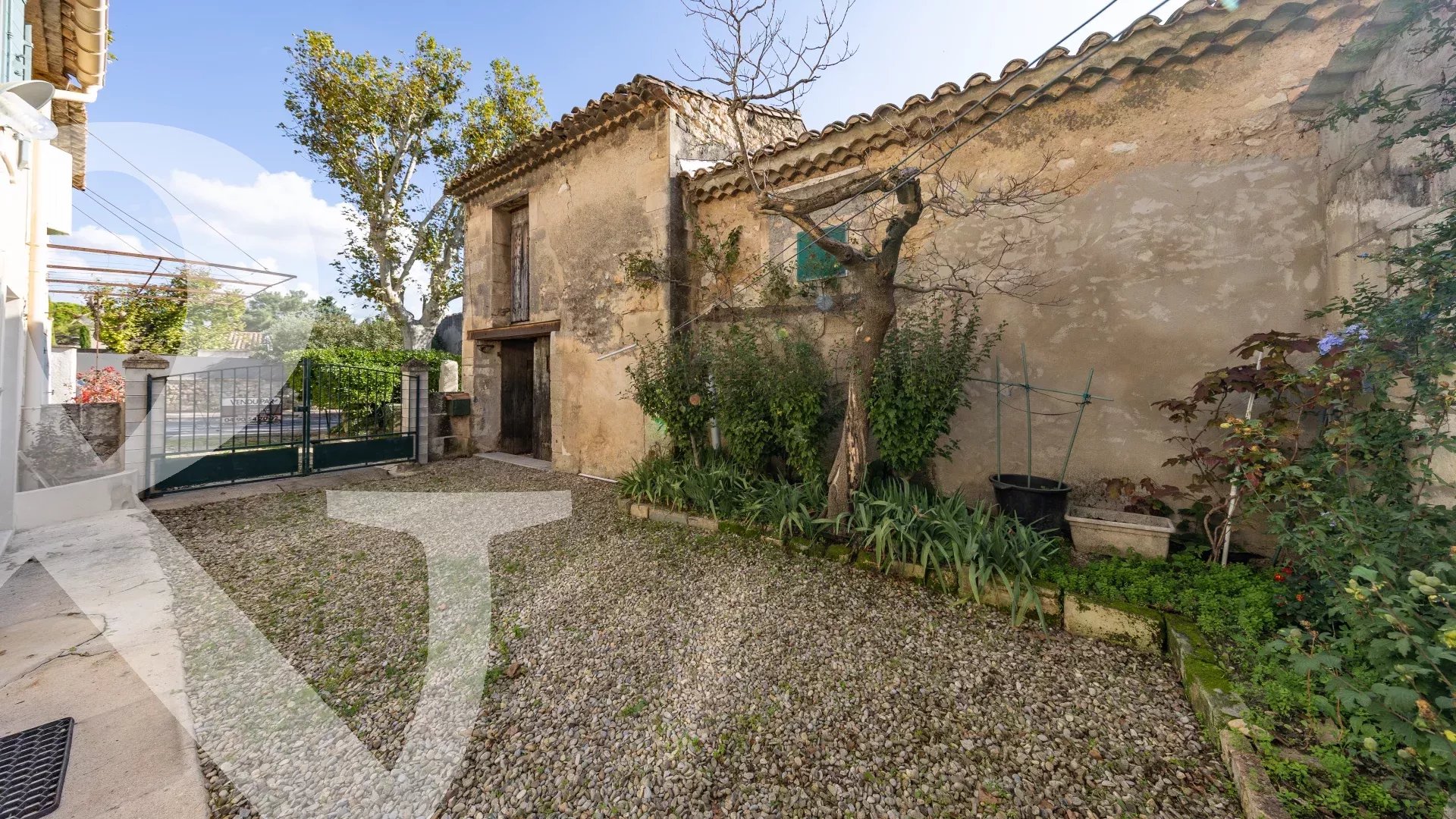 MAISON DE VILLAGE A RENOVER