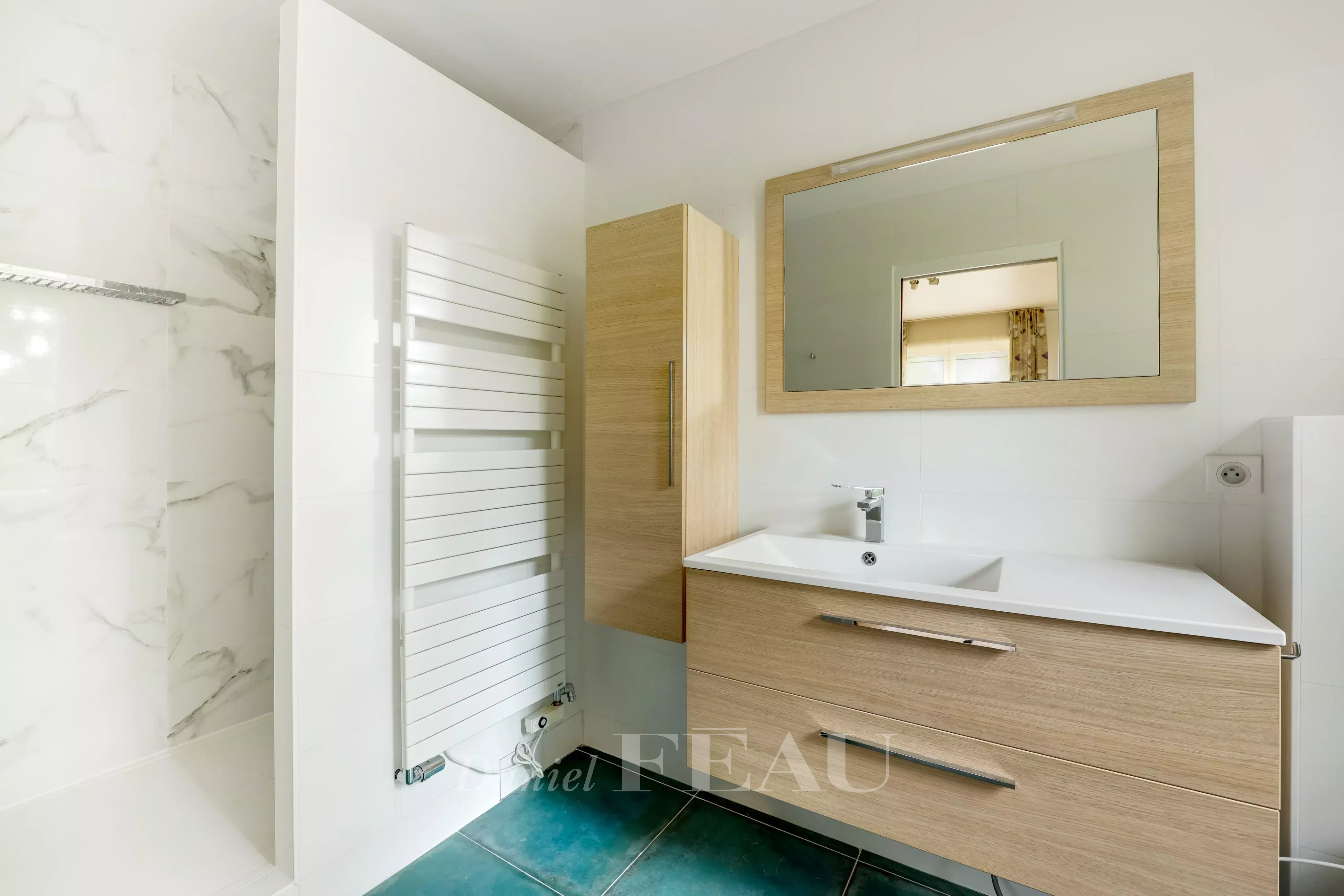 Sale de douche avec toilettes