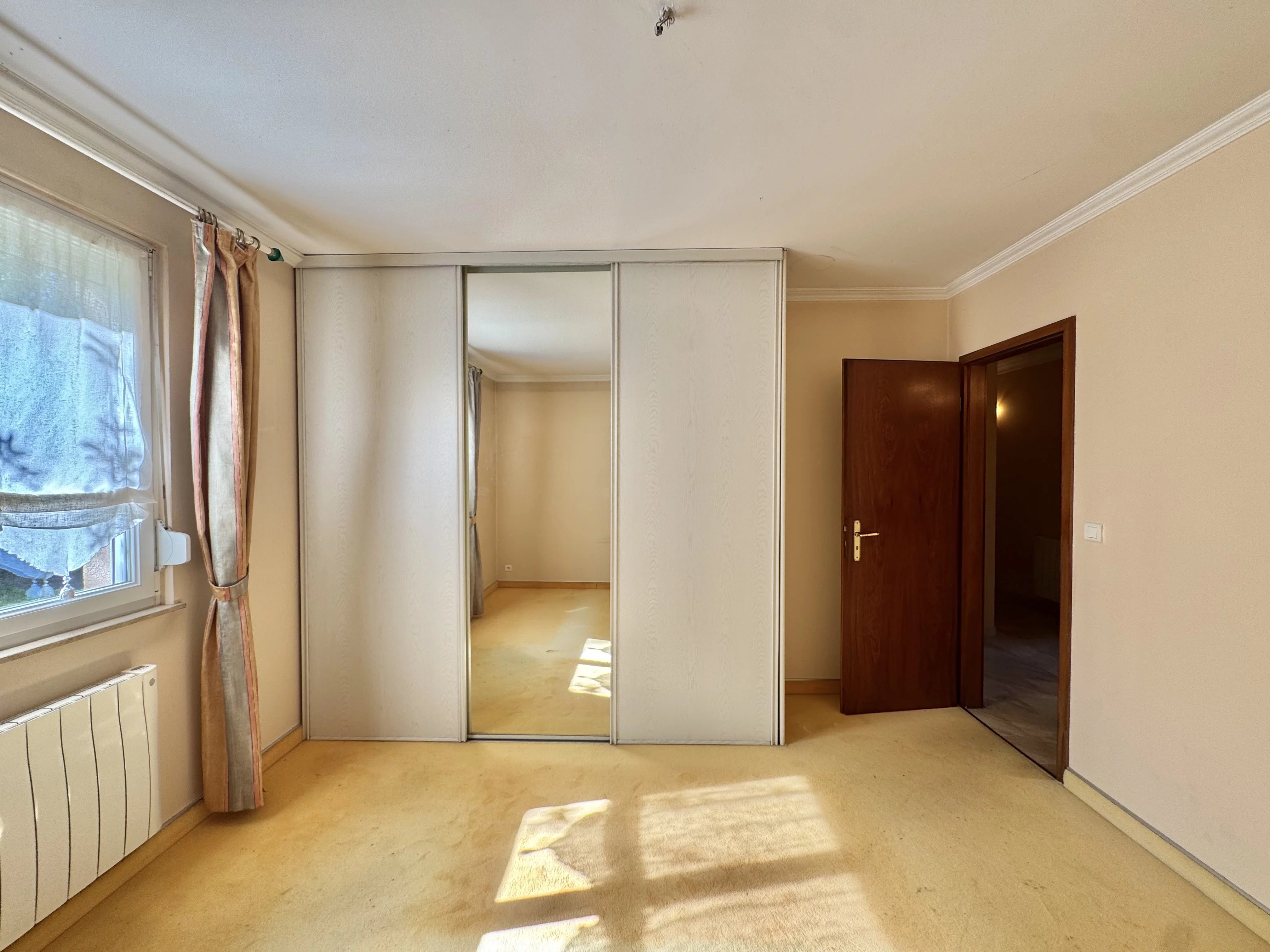 MONTREUX-JEUNE - Maison plain pied avec étang et piscine — photo 6