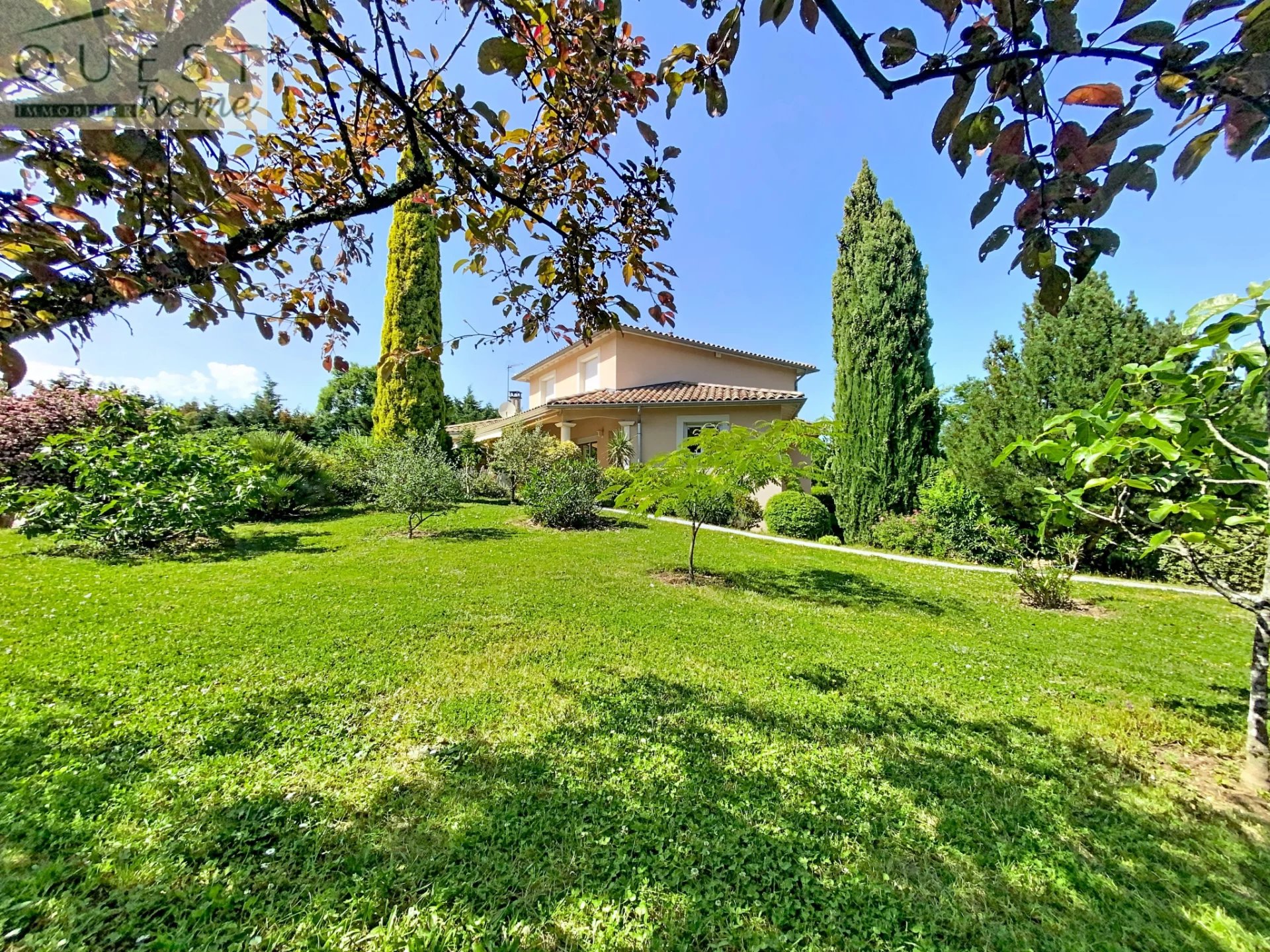 Maison familiale au calme, jardin arboré et piscine