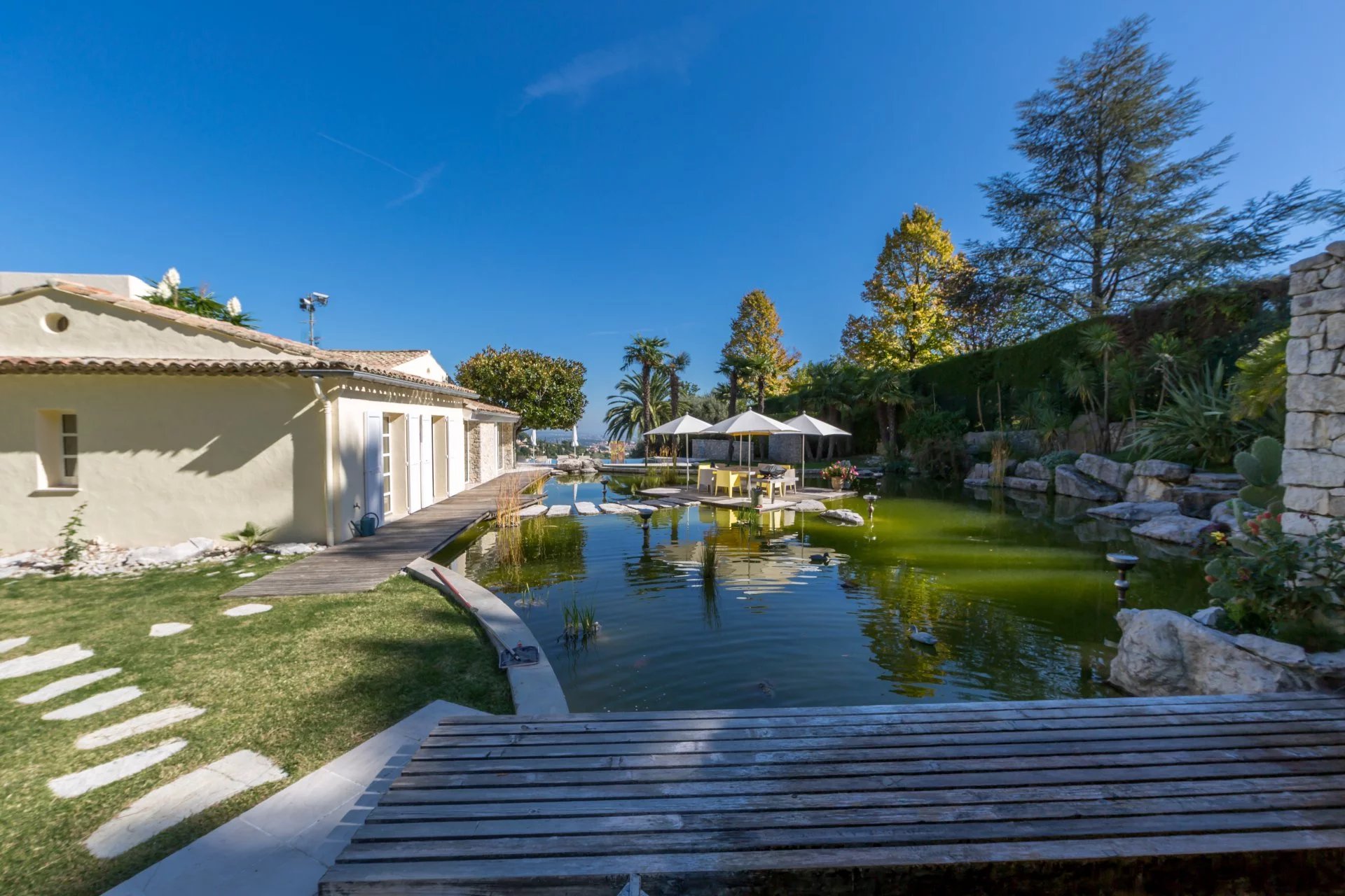 Villa moderne avec vue mer et montagnes