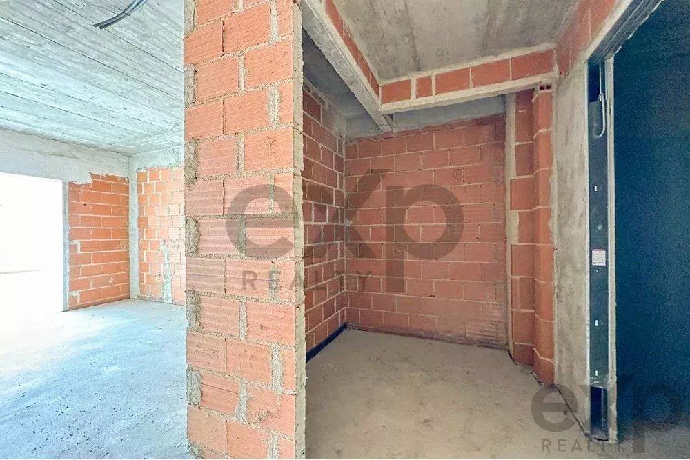 Magnífico T2, com sala em conceito open space com 46 m² e varanda; 2 suítes e a 900 metros do centro!