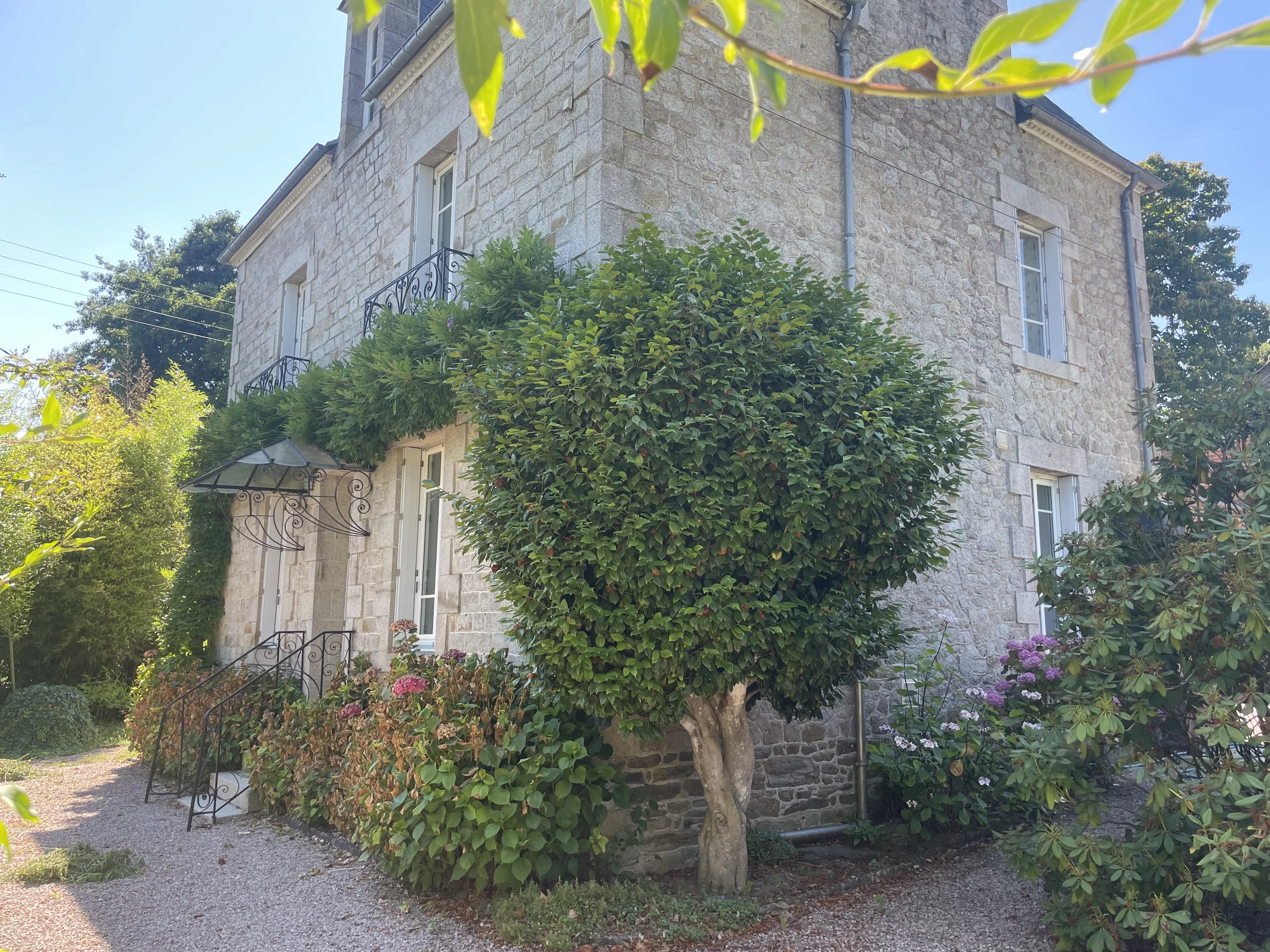 Maison de maître indépendante avec vaste jardin à Plouër-sur-Rance