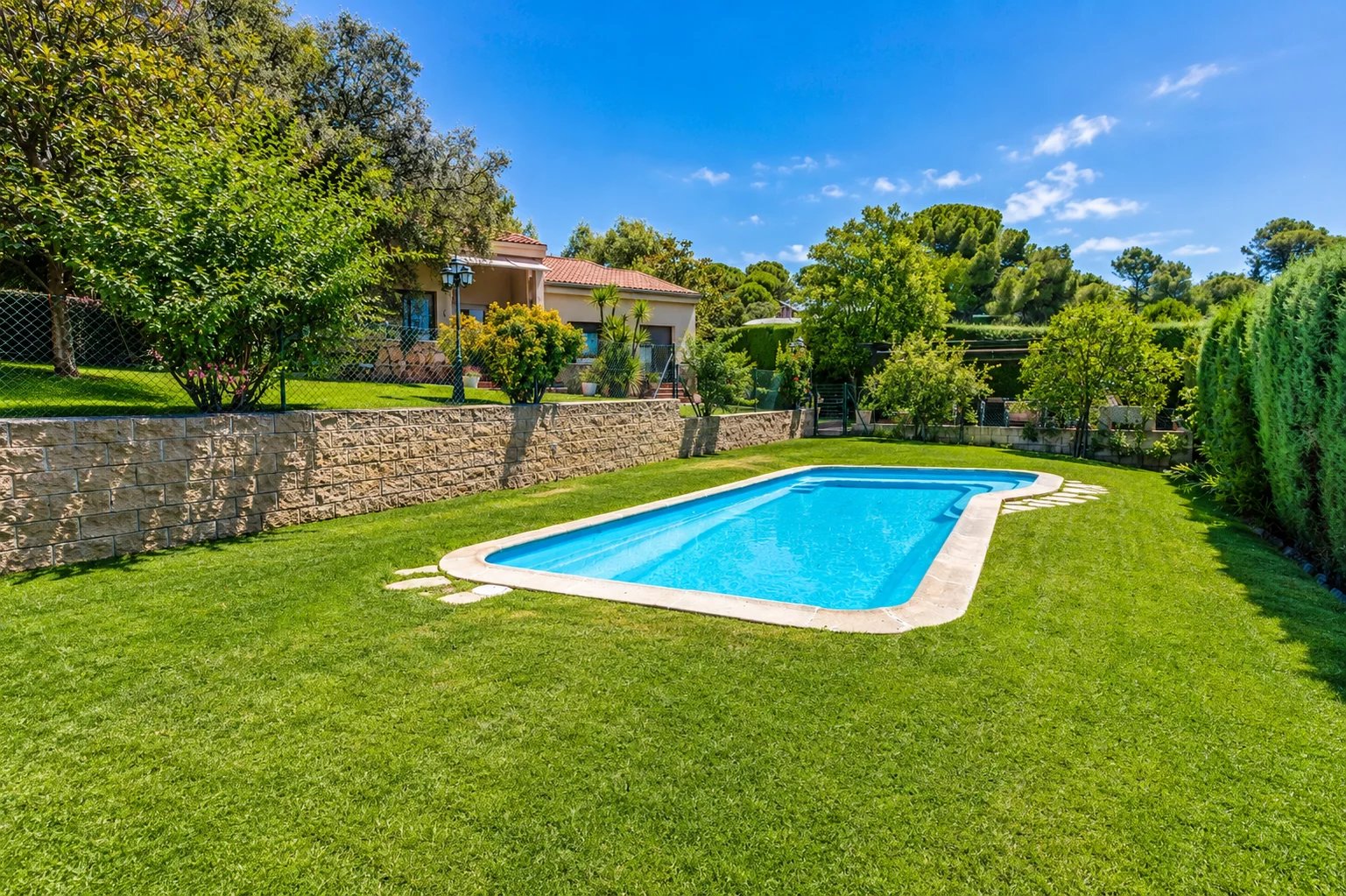 Two homes, one property. Space, independence, and multiple possibilities.